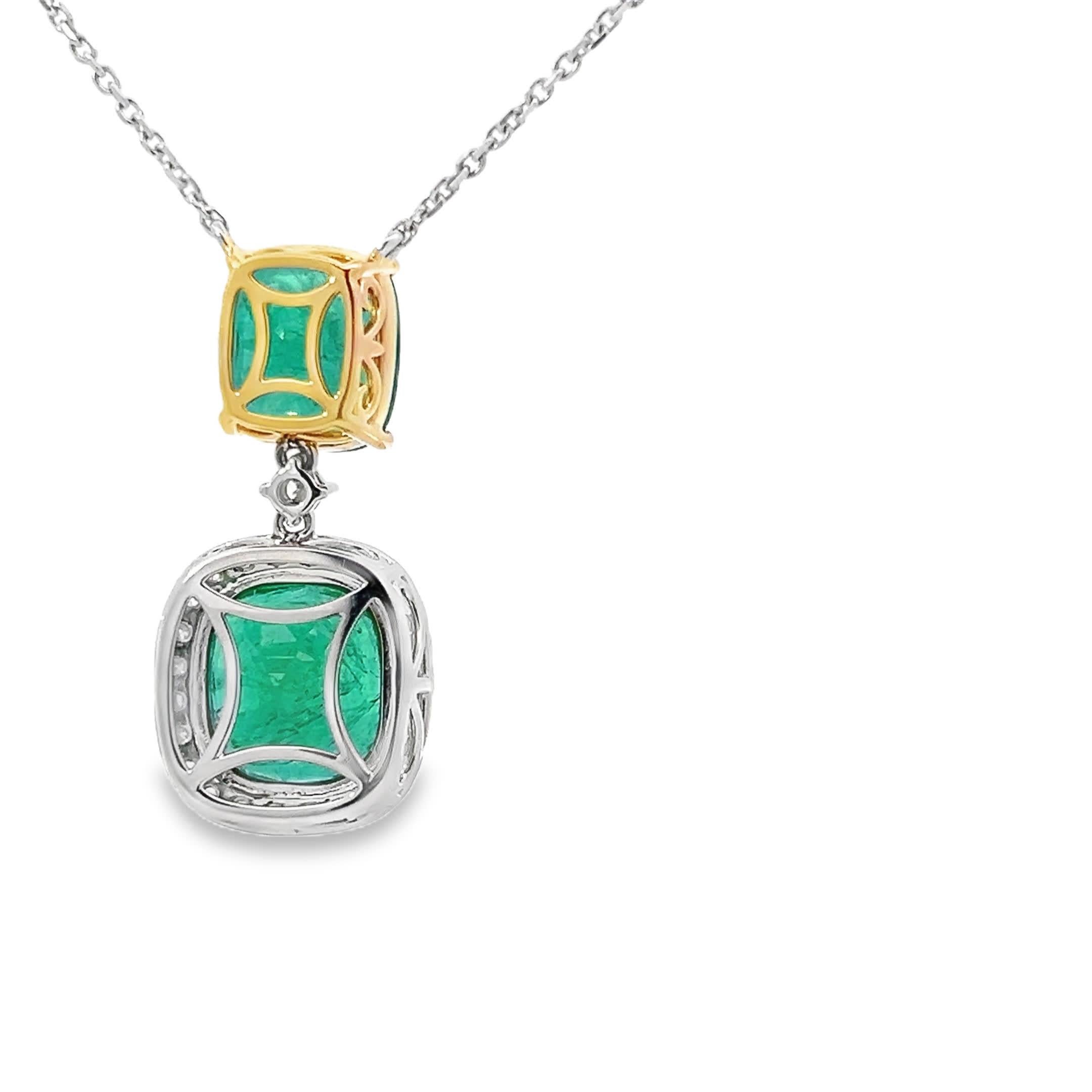 Elegante collana con ciondolo a forma di smeraldo In condizioni Nuovo in vendita a Great Neck Plaza, NY