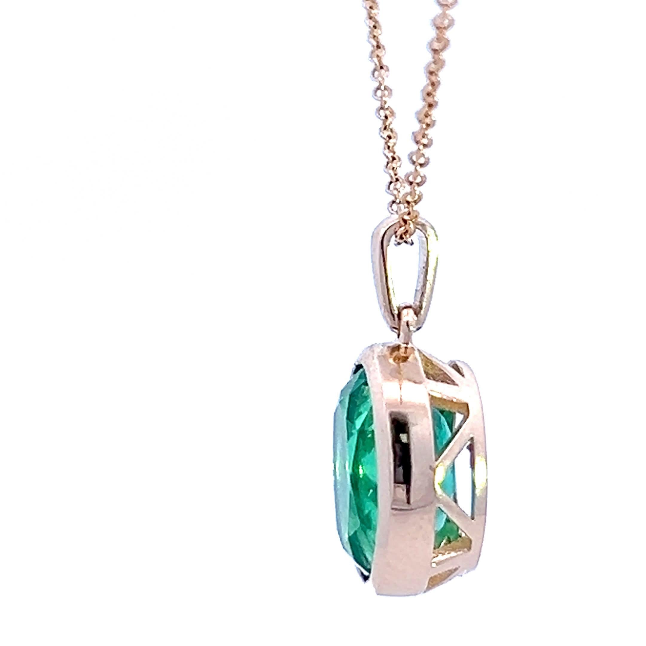 Elegante collana con ciondolo a forma di smeraldo In condizioni Nuovo in vendita a Great Neck Plaza, NY