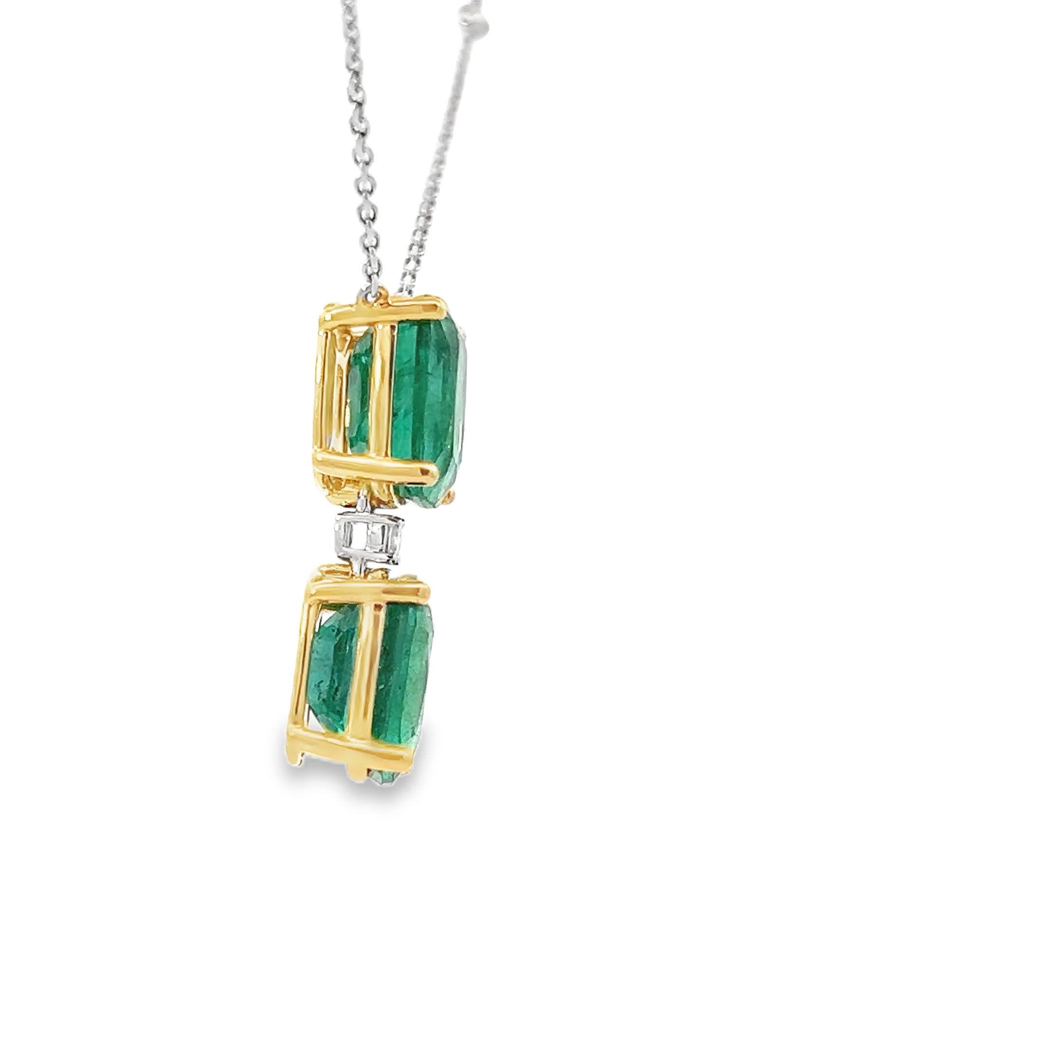 Donna Elegante collana con ciondolo a forma di smeraldo in vendita