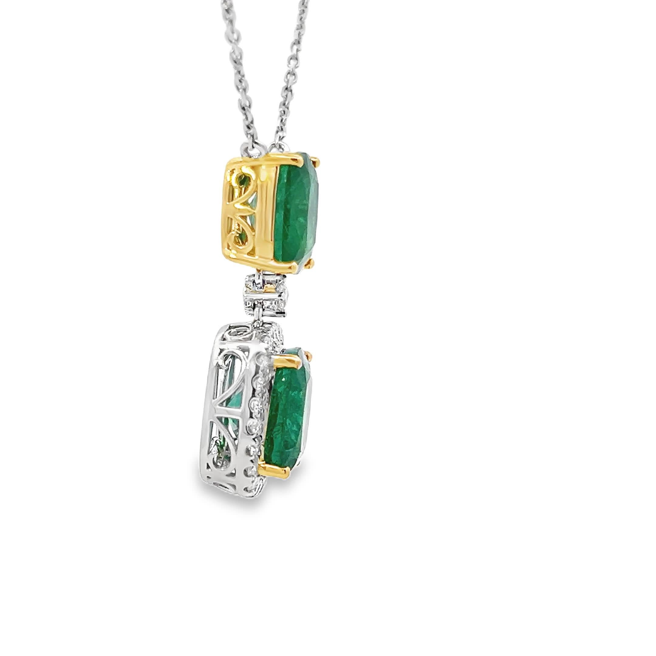 Donna Elegante collana con ciondolo a forma di smeraldo in vendita