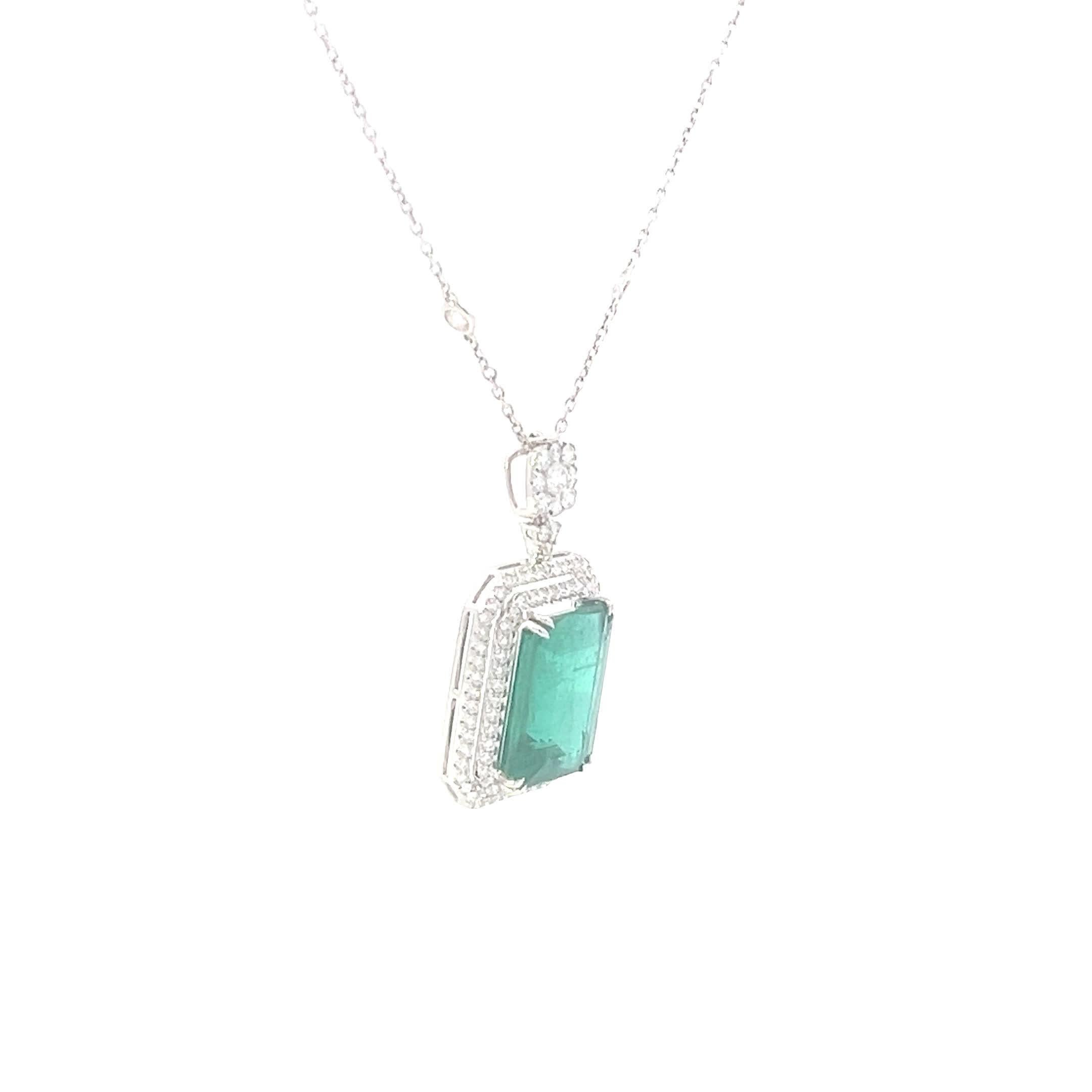 Donna Elegante collana con ciondolo a forma di smeraldo in vendita