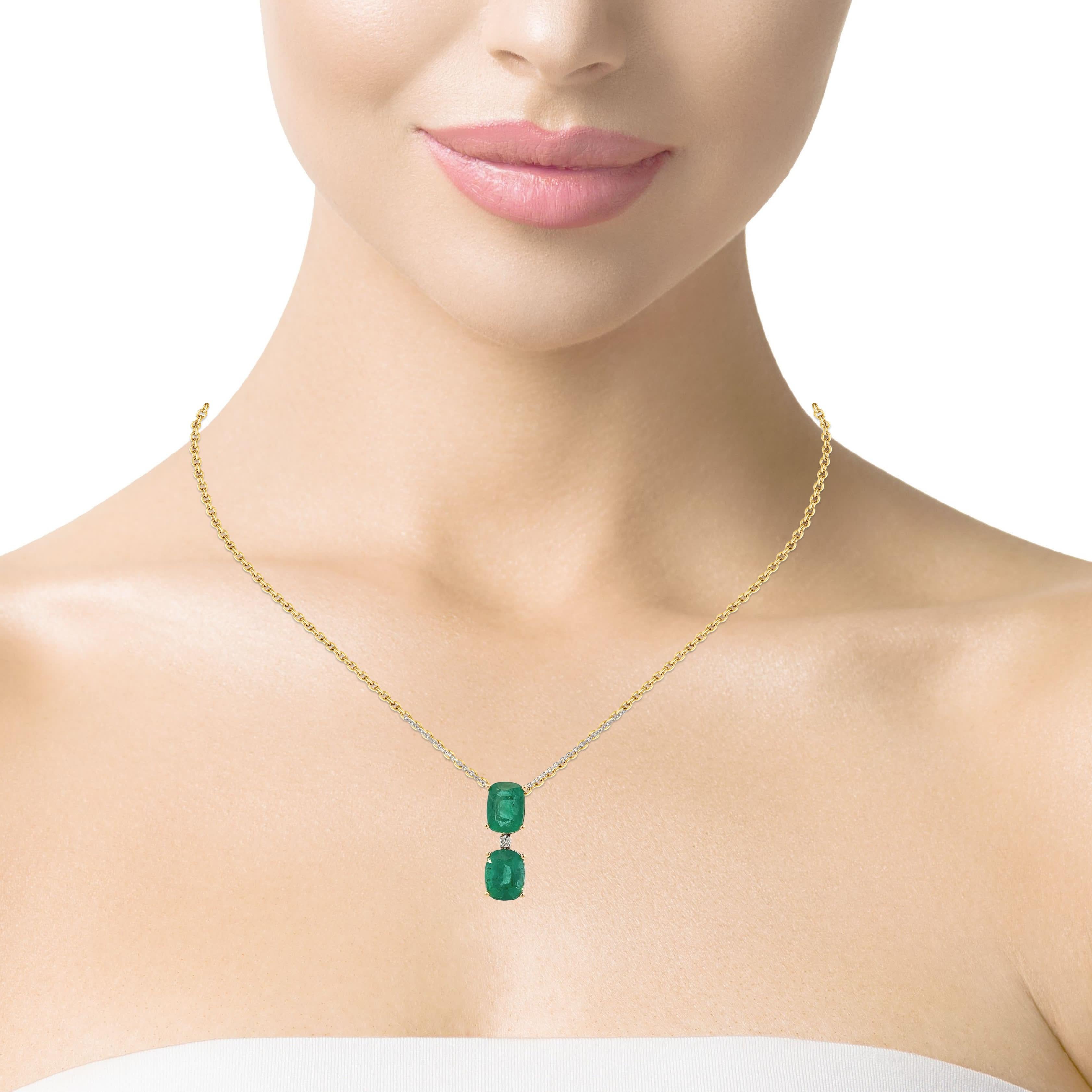 Elegante collana con ciondolo a forma di smeraldo in vendita 1