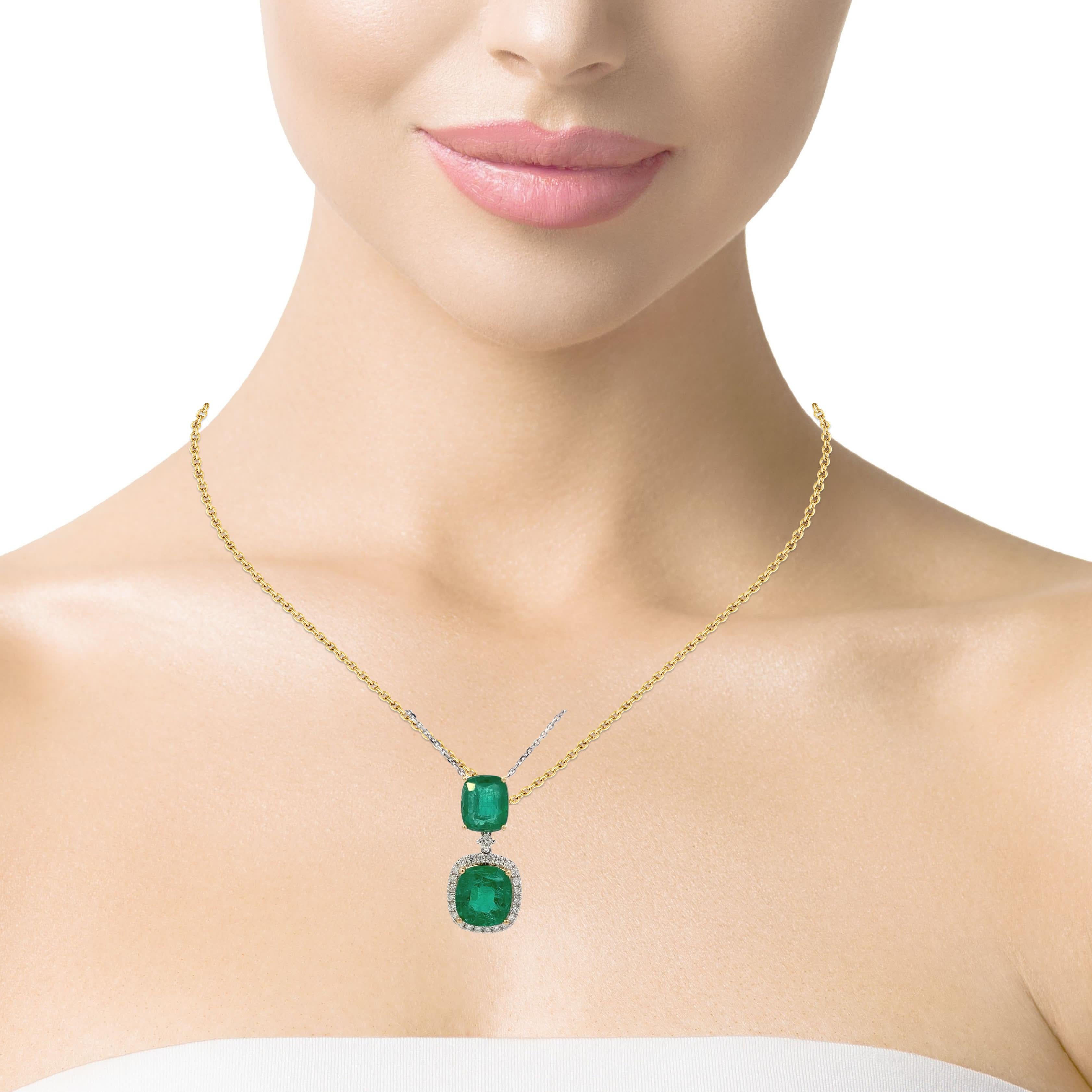 Elegante collana con ciondolo a forma di smeraldo in vendita 1