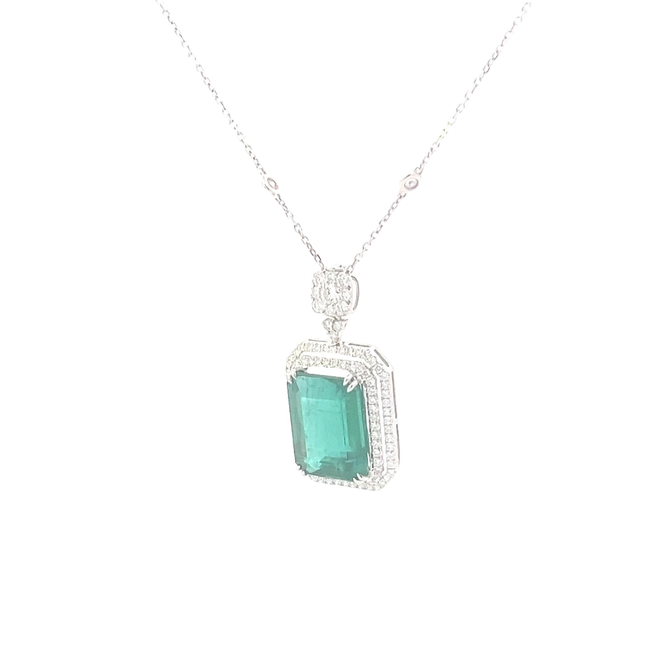 Elegante collana con ciondolo a forma di smeraldo in vendita 1