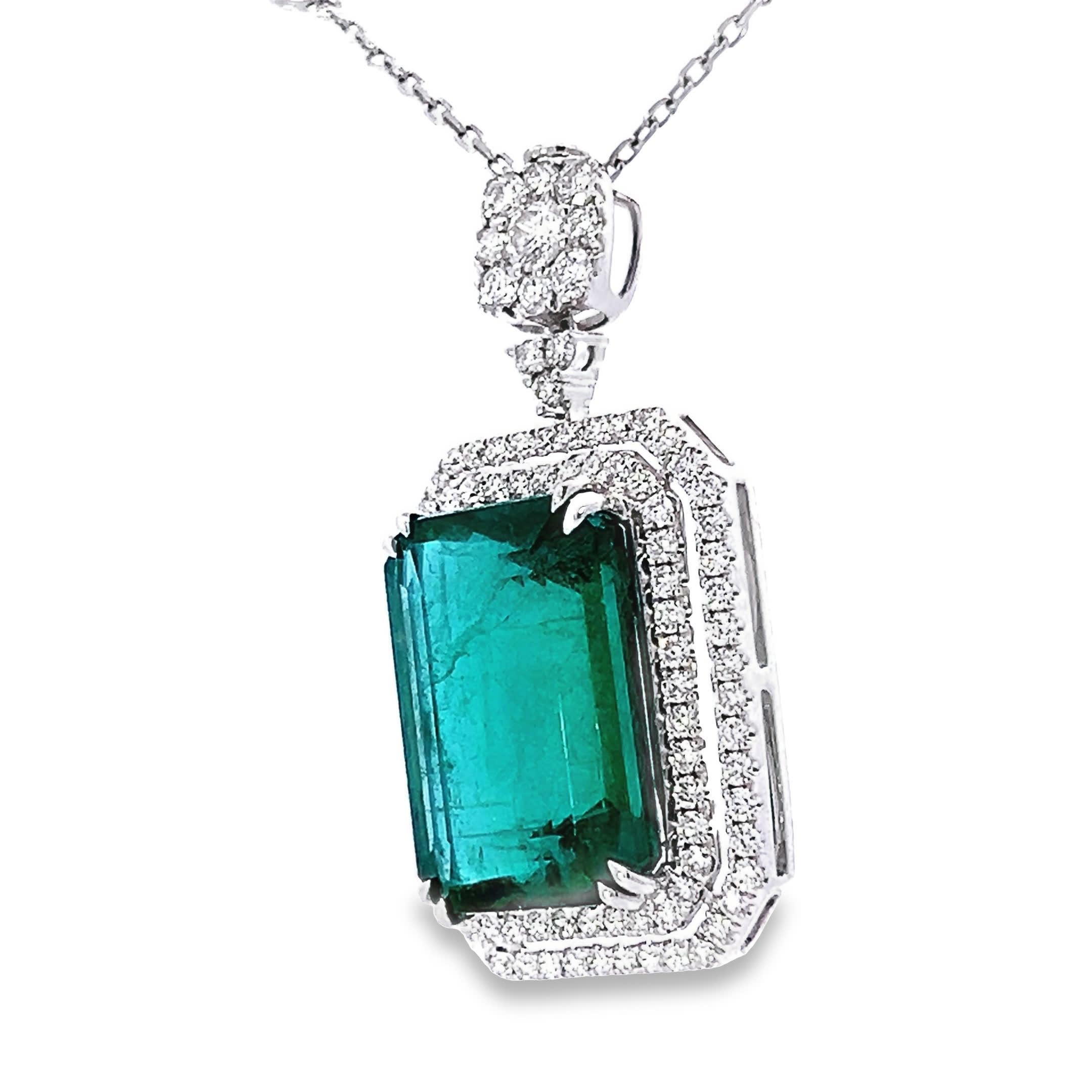 Elegante collana con ciondolo a forma di smeraldo in vendita 2