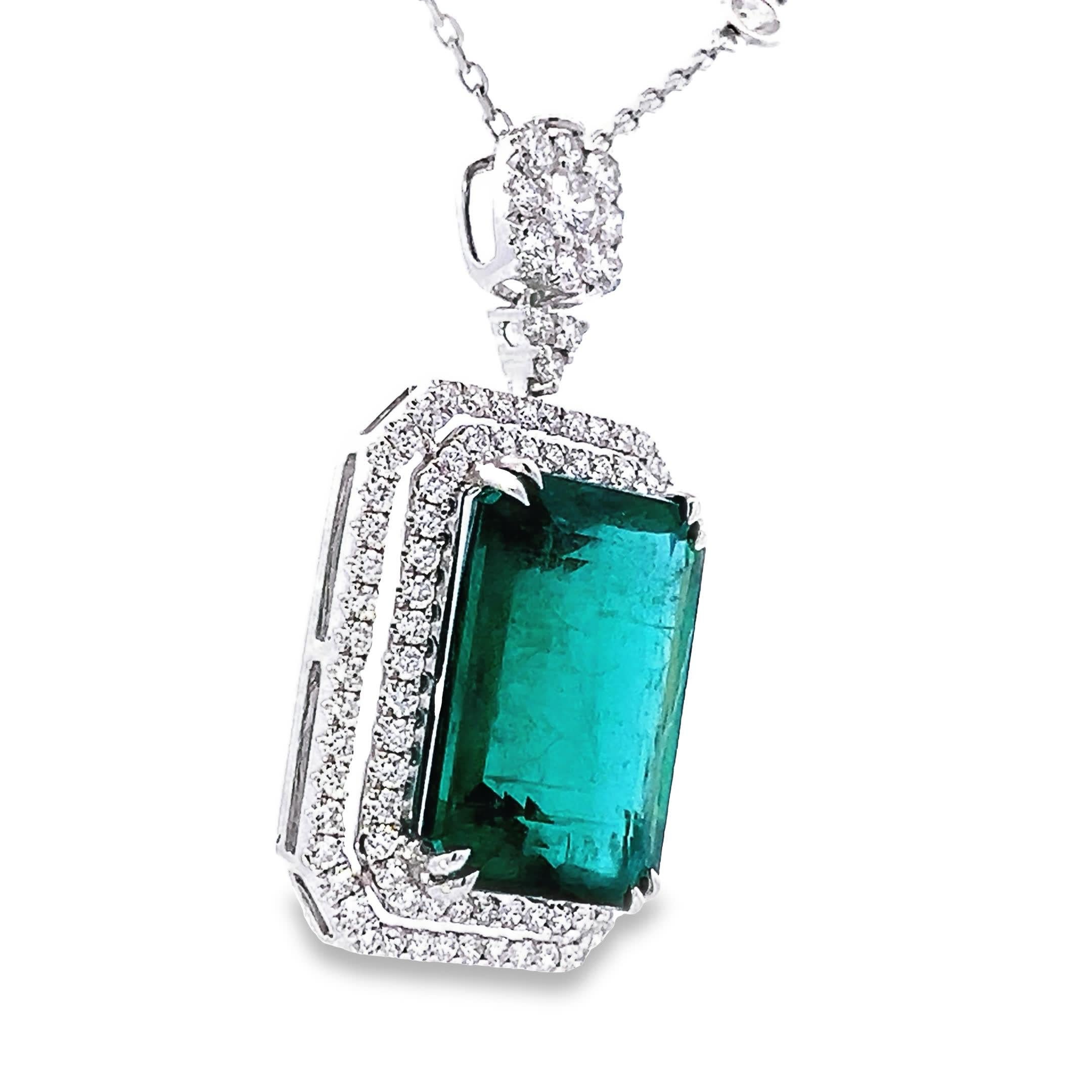 Elegante collana con ciondolo a forma di smeraldo in vendita 3
