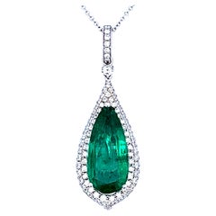 Elegante ciondolo a forma di smeraldo con diamanti