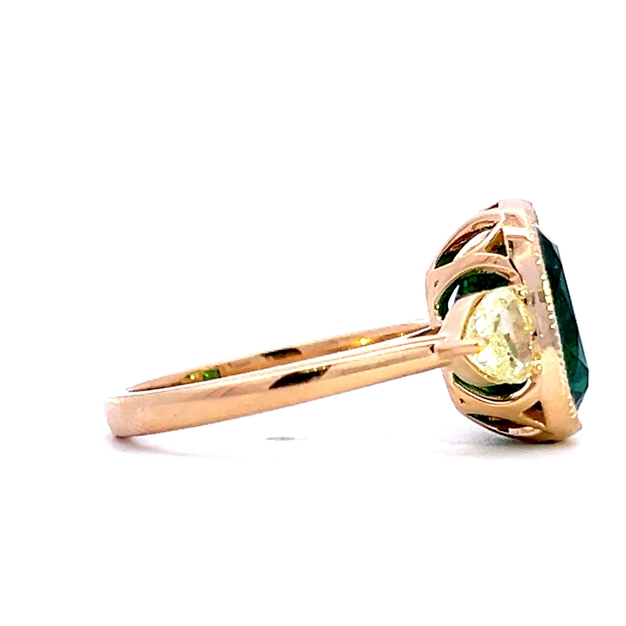 Taille coussin Bague élégante en émeraude en vente