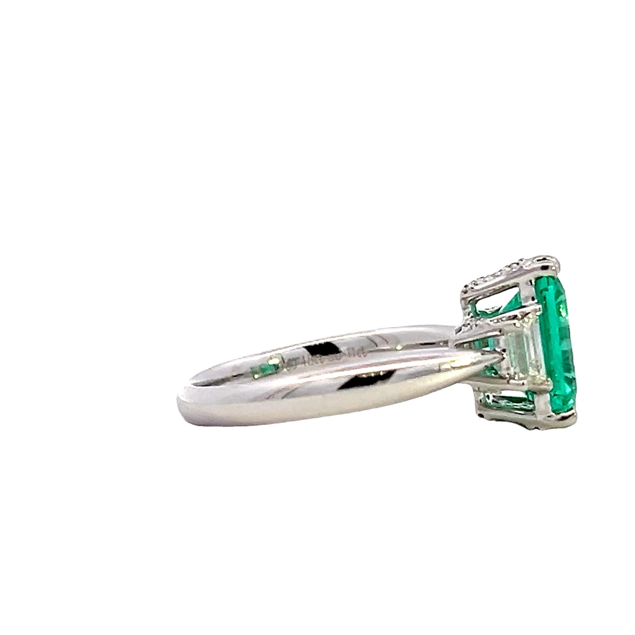 Dieser exquisite Ring zeigt einen atemberaubenden grünen Edelstein im Smaragdschliff, flankiert von zwei funkelnden Baguette-Diamanten. Das leuchtende Grün des Smaragds wird durch die Brillanz der Diamanten wunderbar ergänzt und macht dieses Stück