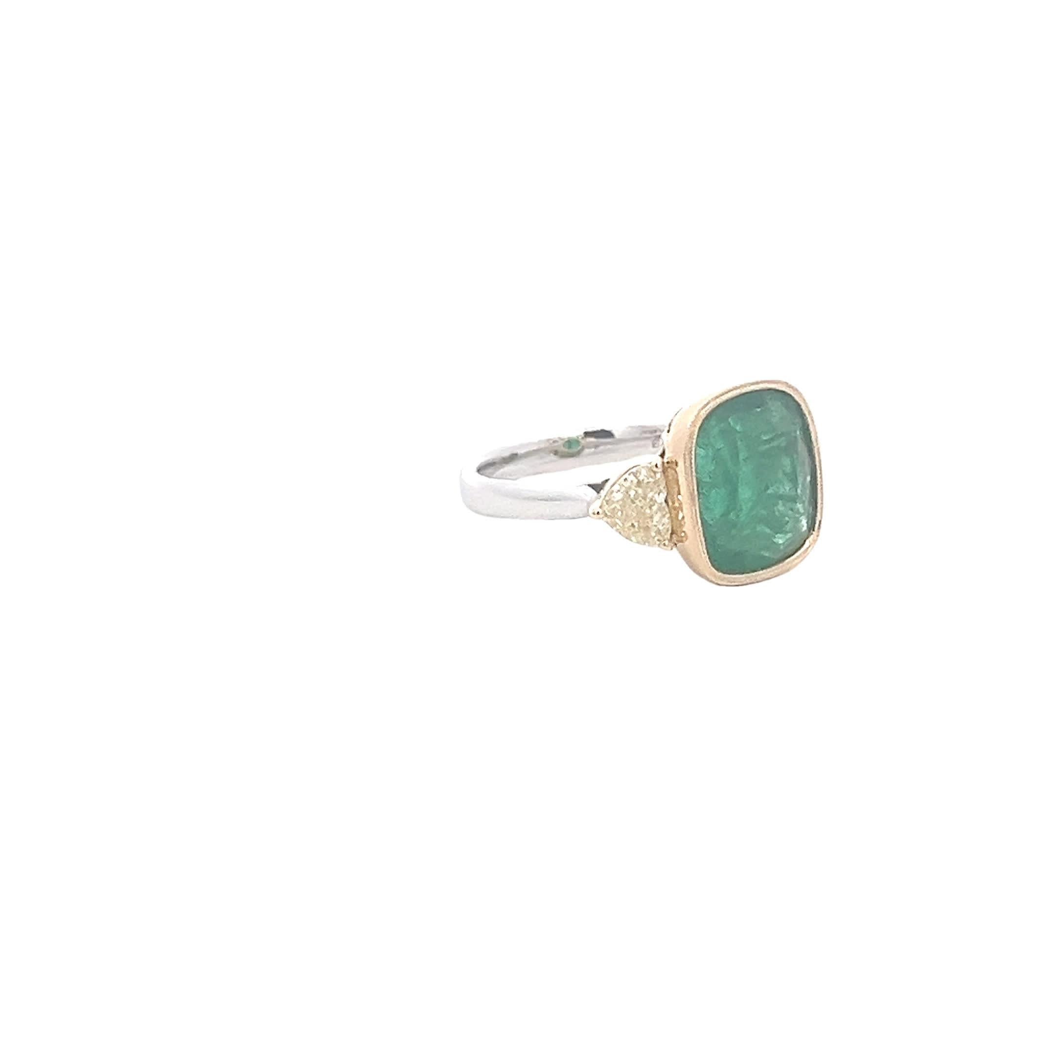 Questo squisito anello presenta uno splendido smeraldo centrale, affiancato da due diamanti scintillanti. La vivace tonalità verde dello smeraldo è accentuata dalla limpidezza incontaminata dei diamanti, rendendo questo pezzo un'aggiunta senza tempo