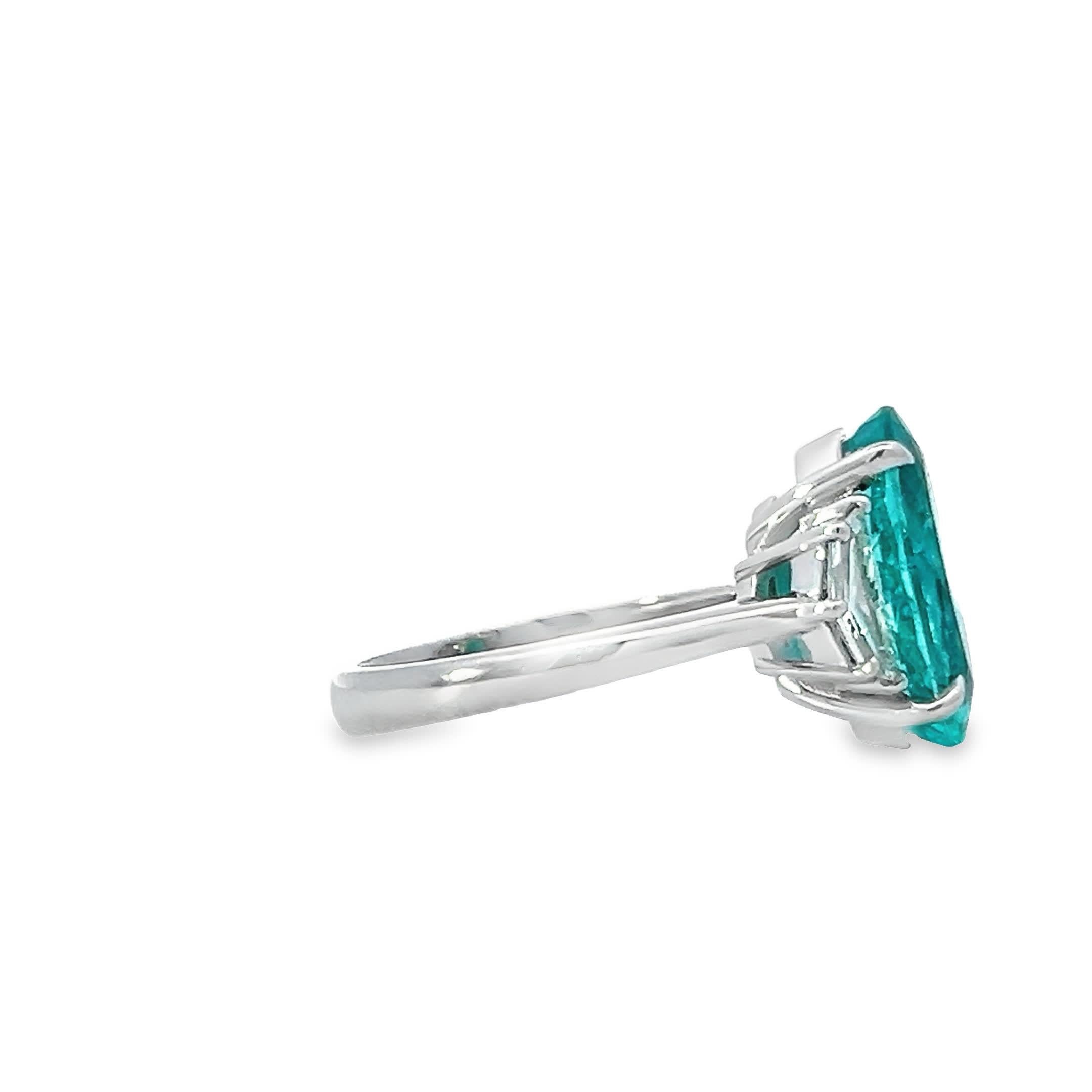 Prova l'epitome della raffinatezza con questo squisito anello con smeraldo, in cui una gemma verdeggiante è al centro della scena in mezzo a splendidi accenti di diamanti. Realizzato in metallo lucido, promette di essere un'aggiunta senza tempo a