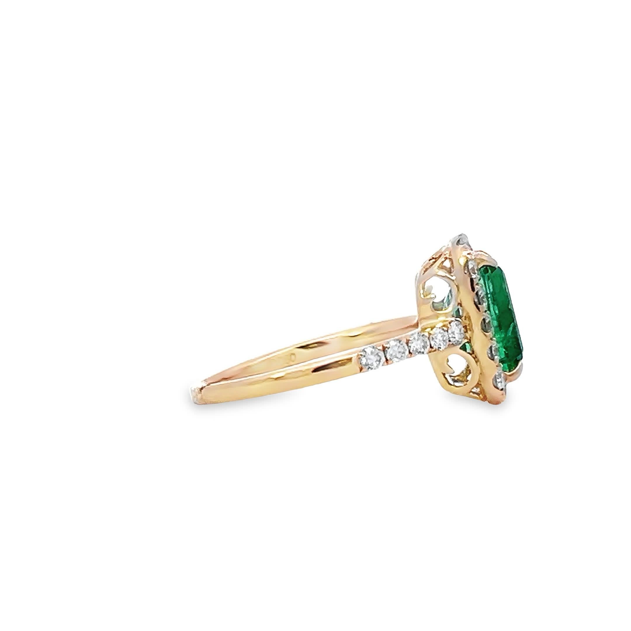 Entdecken Sie den Inbegriff von Raffinesse mit diesem exquisiten Smaragdring, dessen Herzstück ein glänzender Edelstein im Smaragd-Schliff ist. Der satte Grünton wird von einem Halo aus funkelnden Diamanten umrahmt, die auf einem eleganten Goldband
