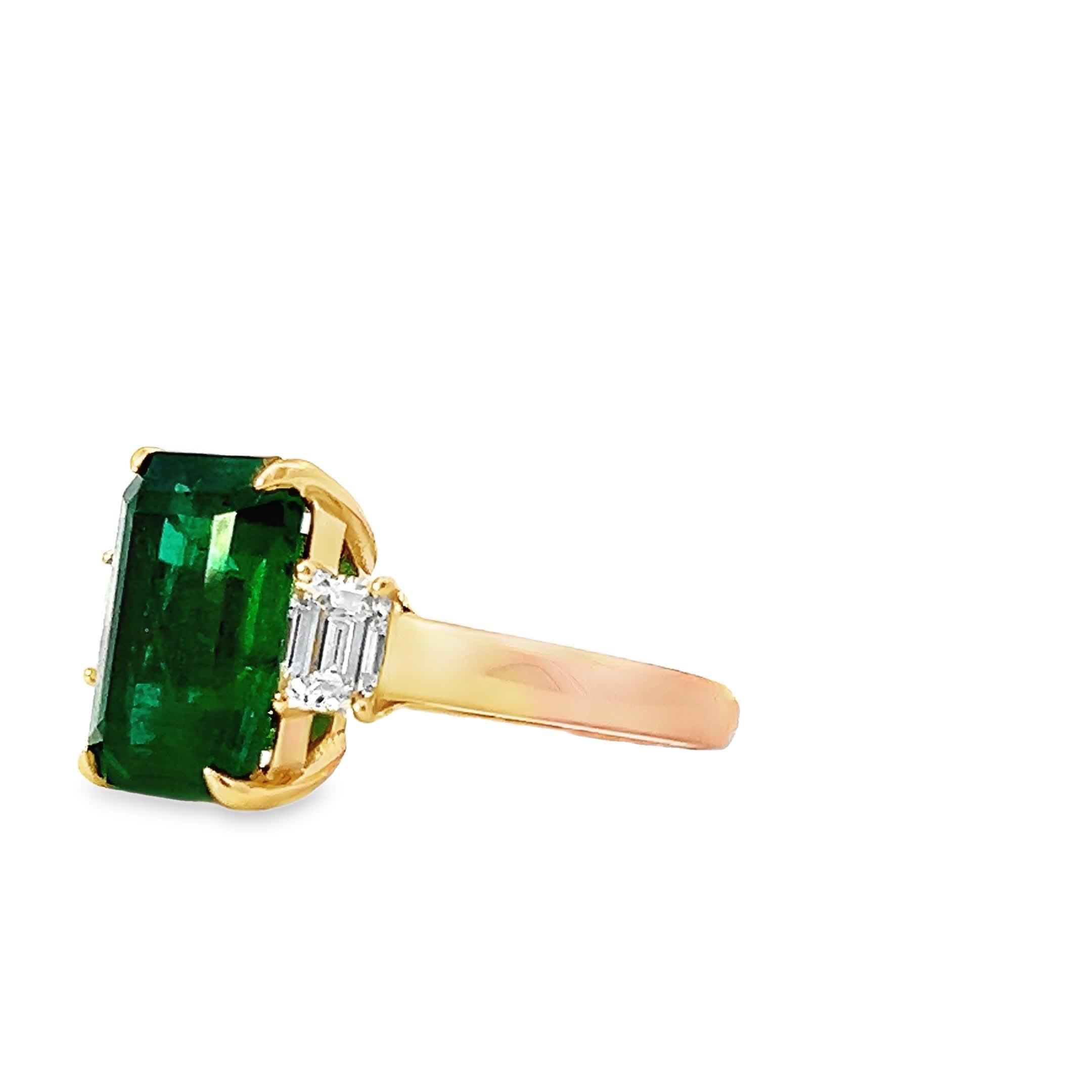 Eleganter Smaragdring im Zustand „Neu“ im Angebot in Great Neck Plaza, NY