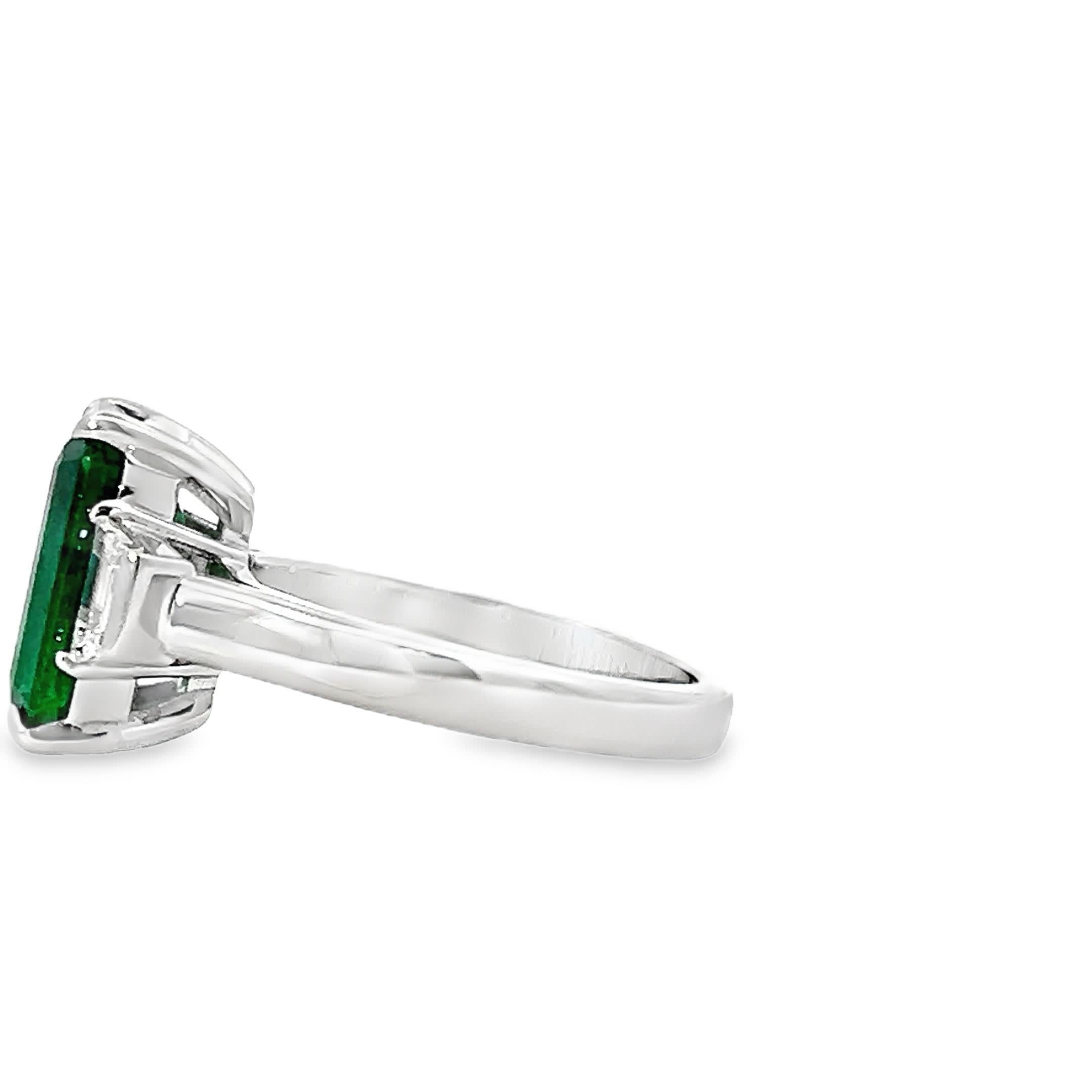 Eleganter Smaragdring im Zustand „Neu“ im Angebot in Great Neck Plaza, NY