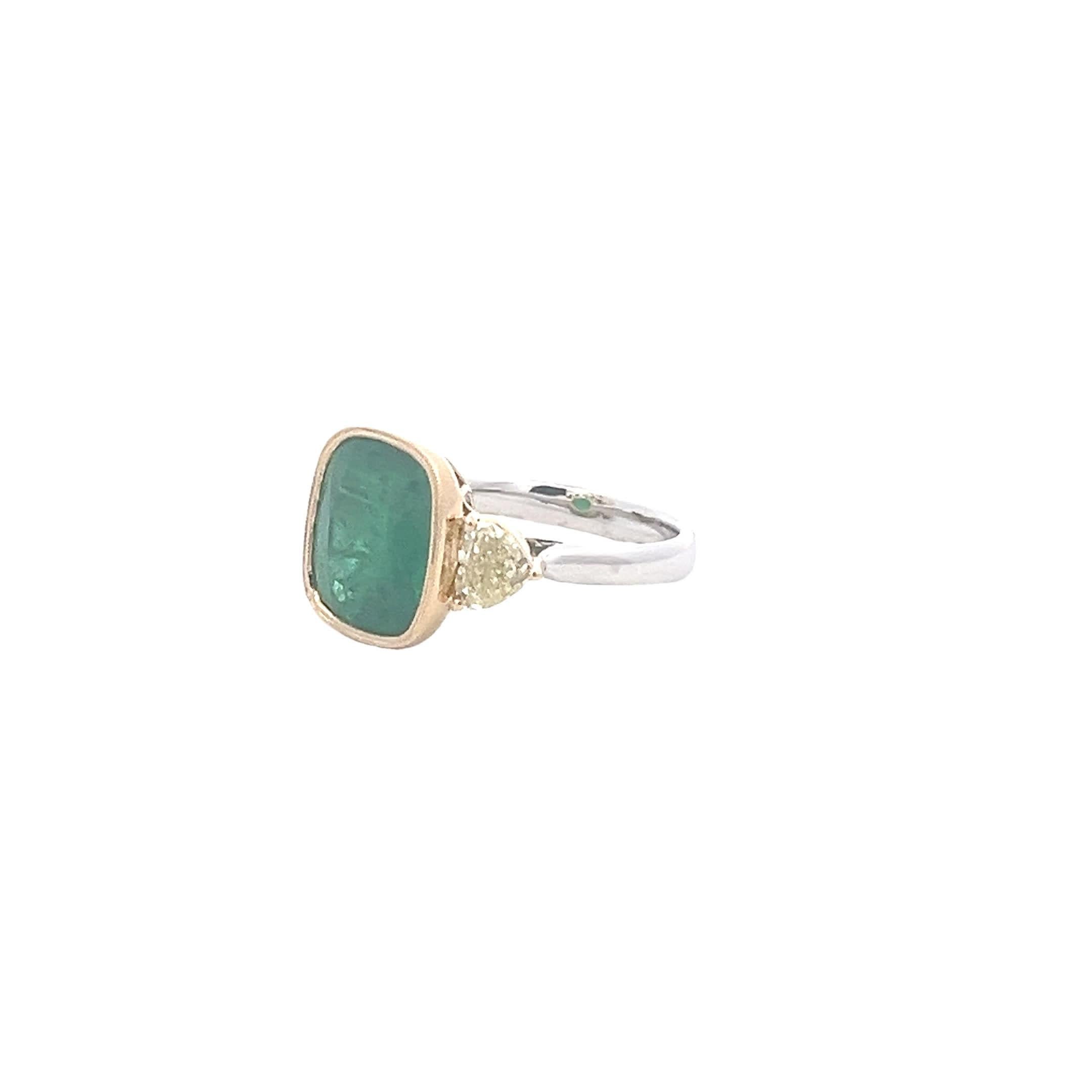 Elegante anello con smeraldo In condizioni Nuovo in vendita a Great Neck Plaza, NY