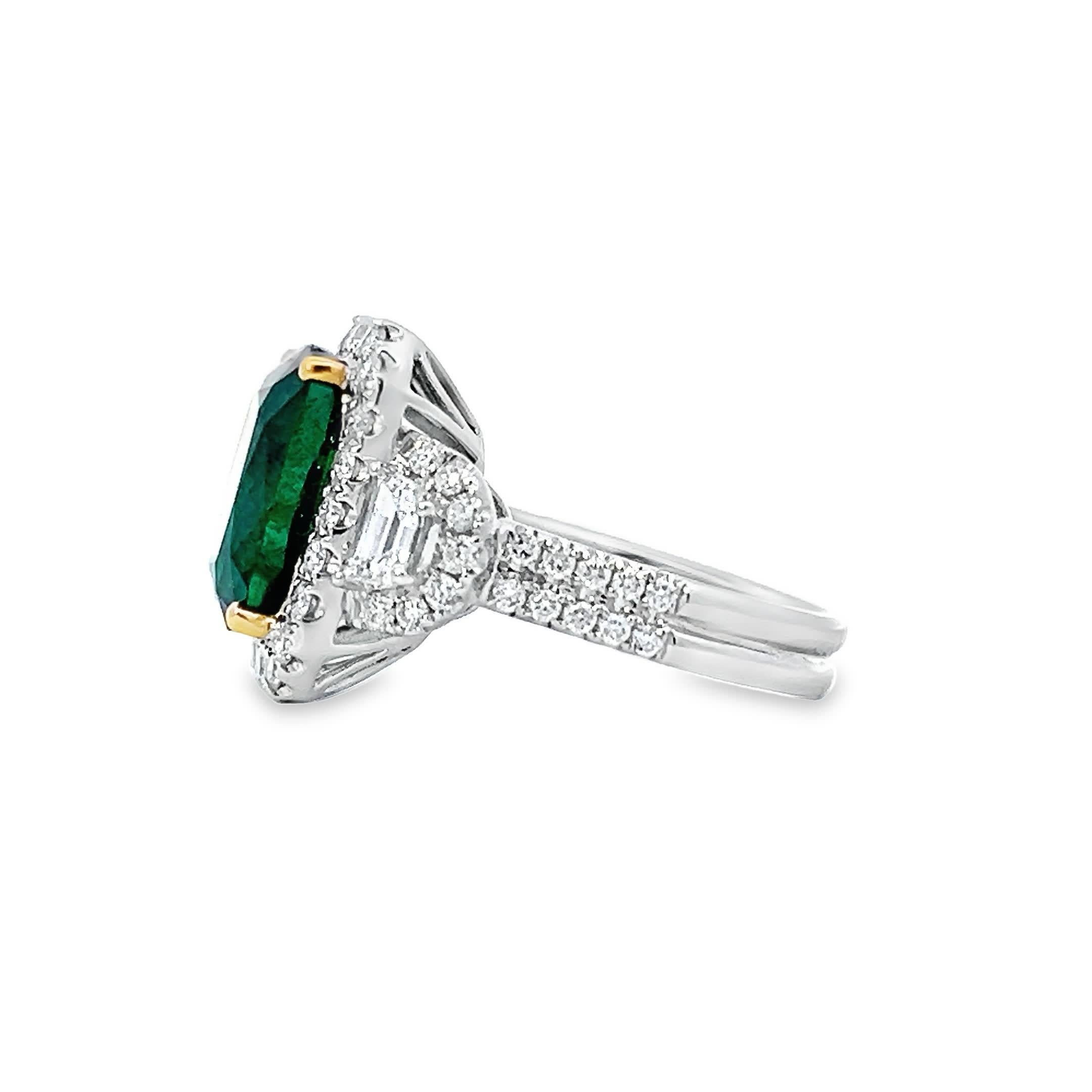 Eleganter Smaragdring im Zustand „Neu“ im Angebot in Great Neck Plaza, NY