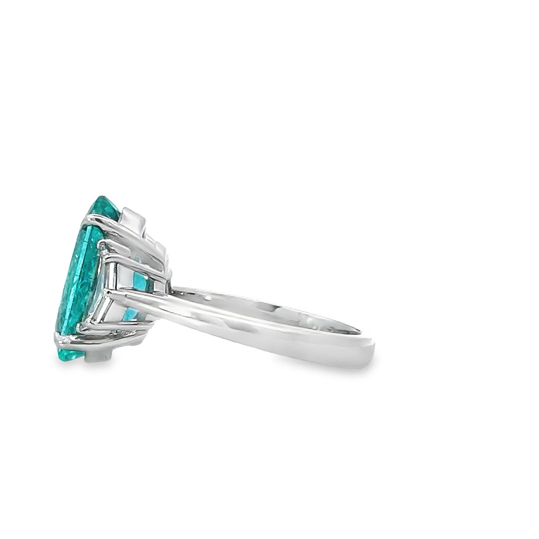 Elegante anello con smeraldo In condizioni Nuovo in vendita a Great Neck Plaza, NY