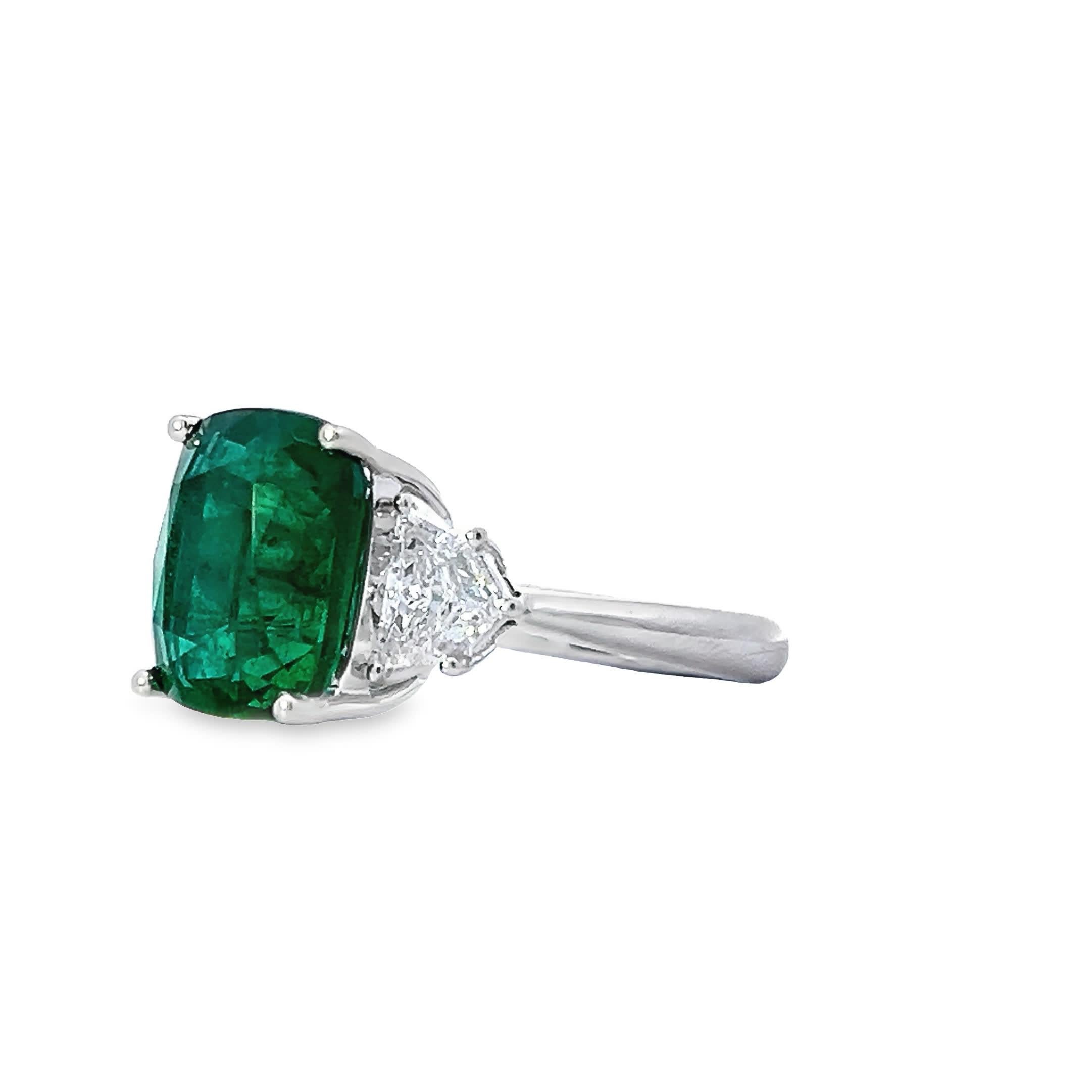 Eleganter Smaragdring im Zustand „Neu“ im Angebot in Great Neck Plaza, NY