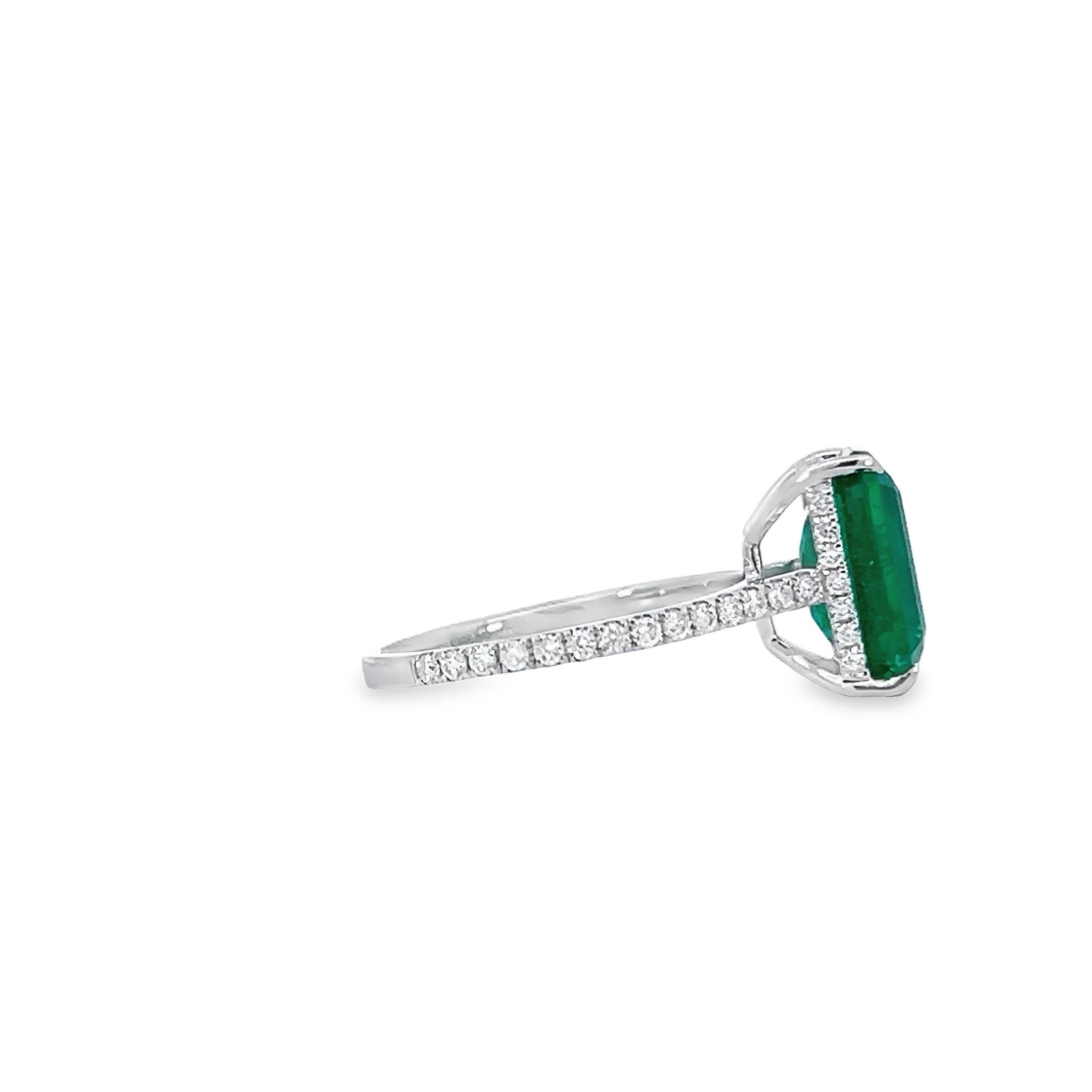 Eleganter Smaragdring im Zustand „Neu“ im Angebot in Great Neck Plaza, NY