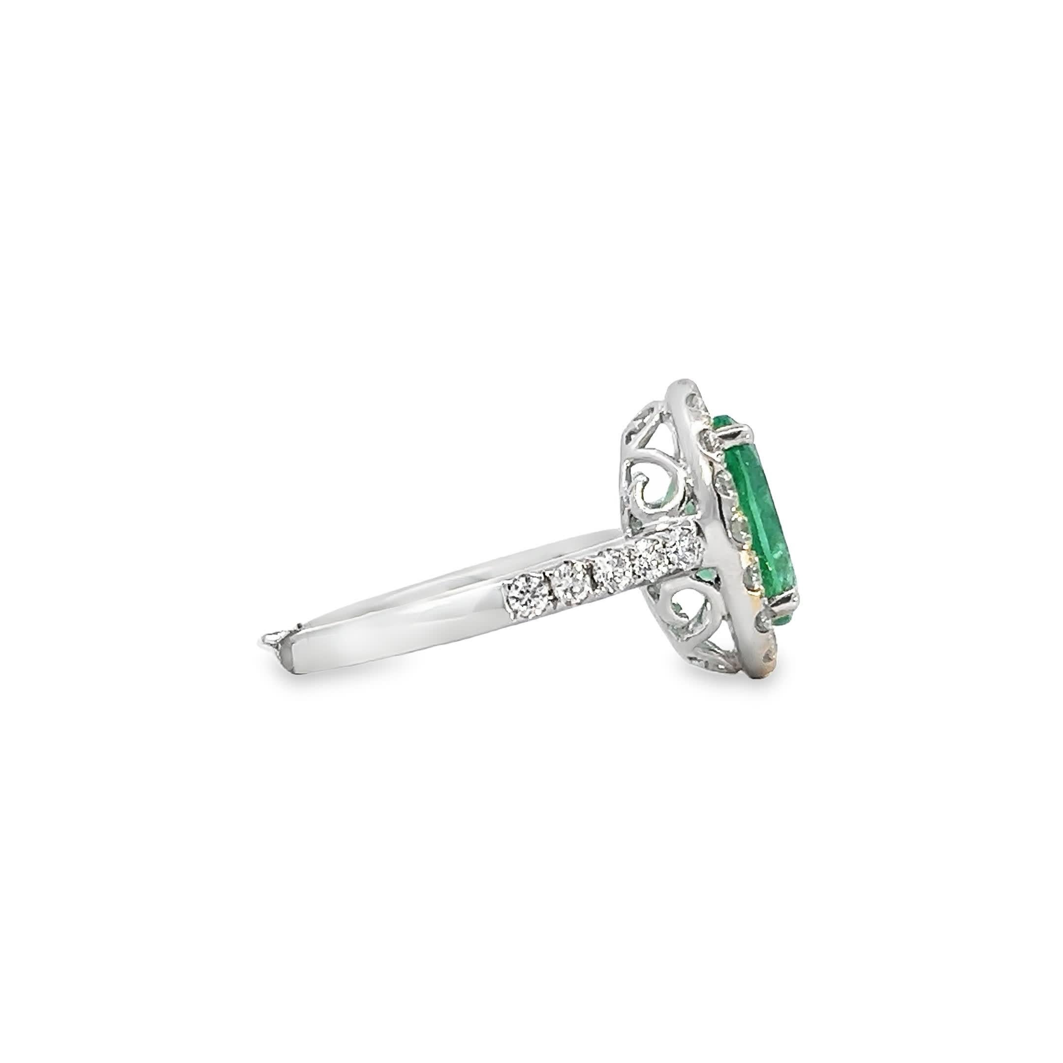 Elegante anello con smeraldo In condizioni Nuovo in vendita a Great Neck Plaza, NY