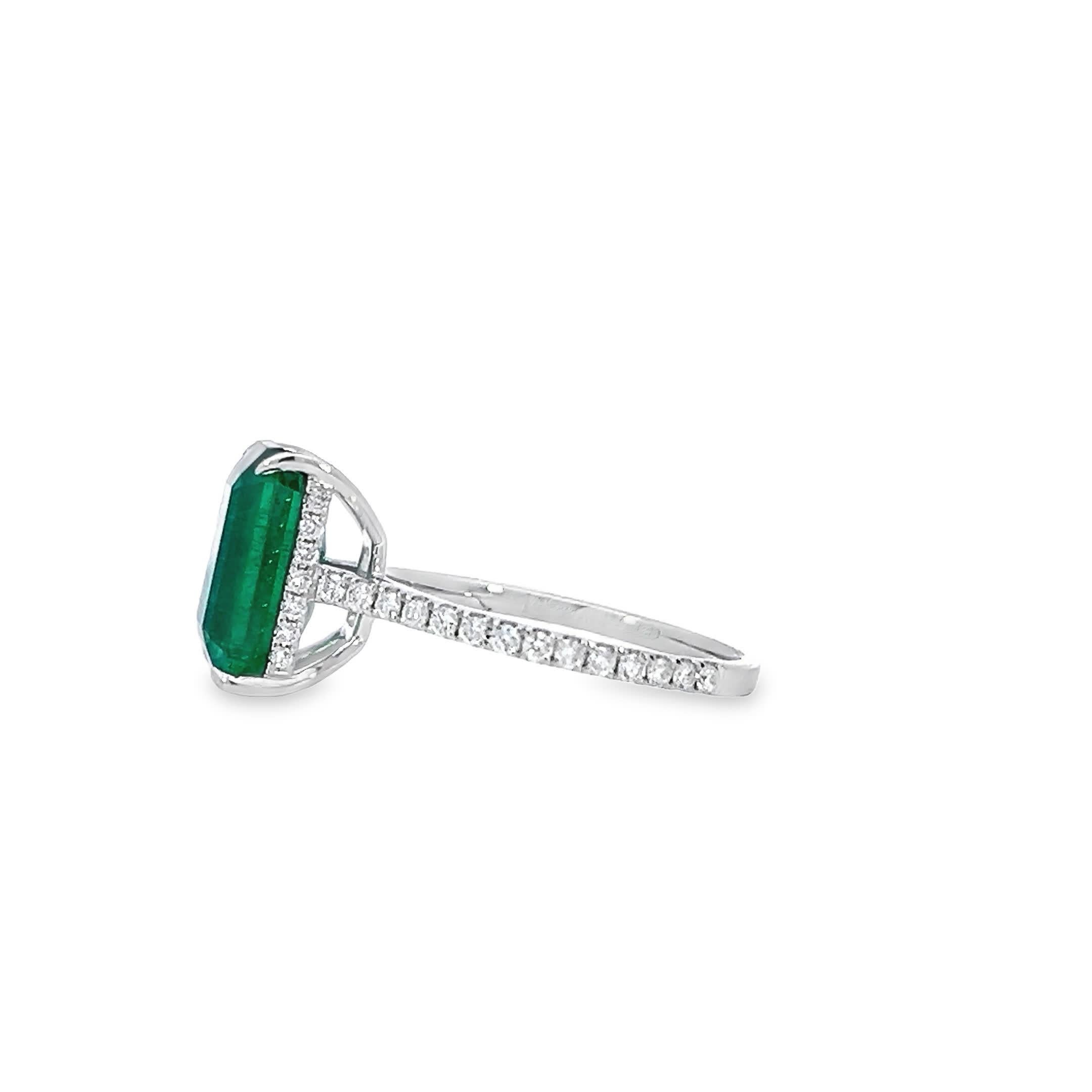 Eleganter Smaragdring Damen im Angebot