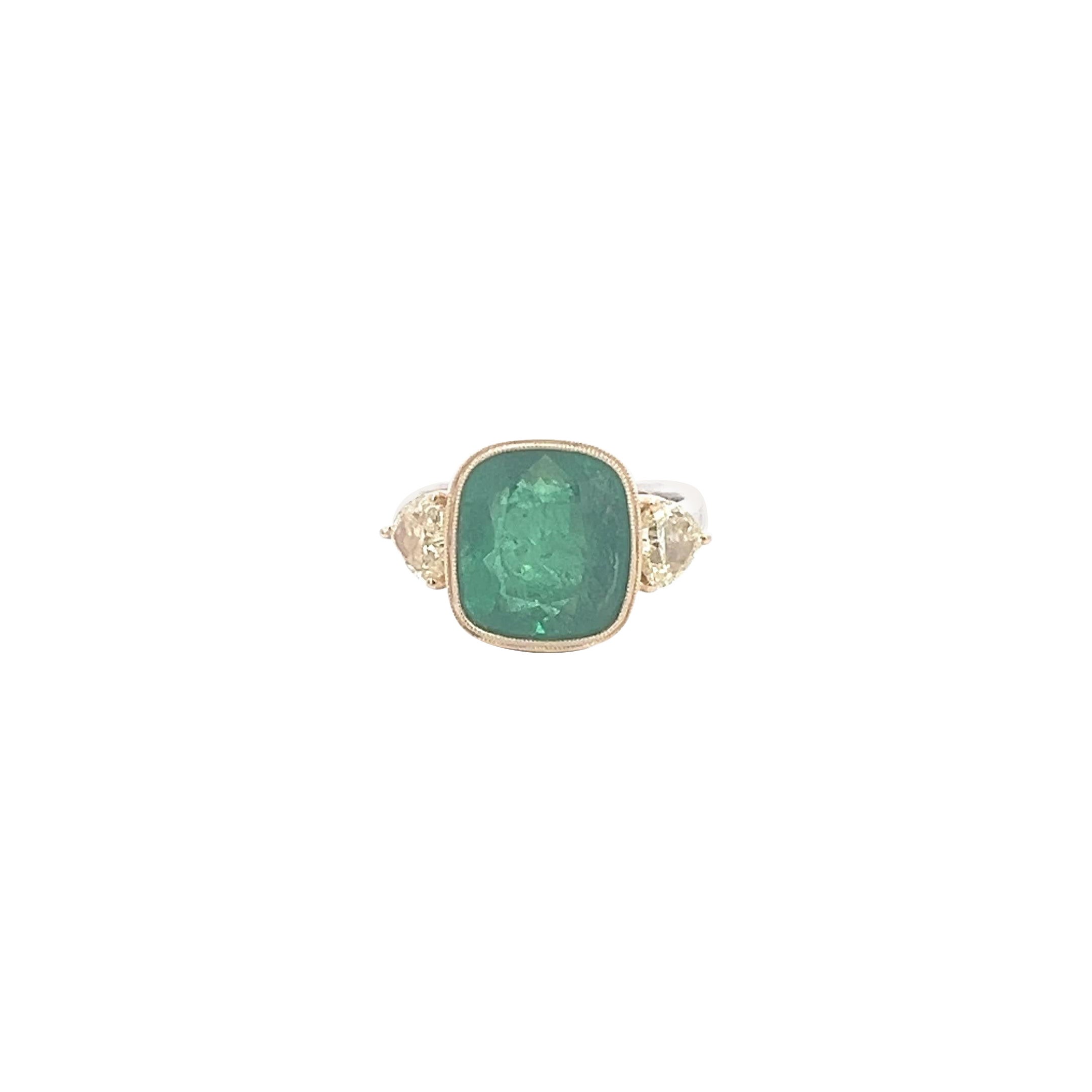 Elegante anello con smeraldo