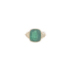 Elegante anello con smeraldo