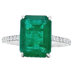 Elegante anello con smeraldo