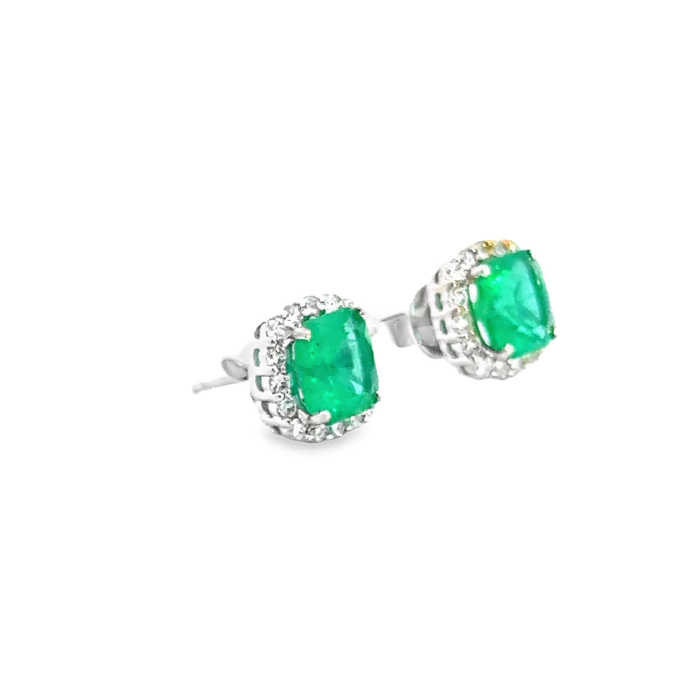 Scopri il fascino di questi splendidi orecchini con smeraldo, caratterizzati da pietre verdi vibranti circondate da un'aureola di diamanti scintillanti. Perfetti per aggiungere un tocco di eleganza a qualsiasi abbigliamento, questi orecchini sono un