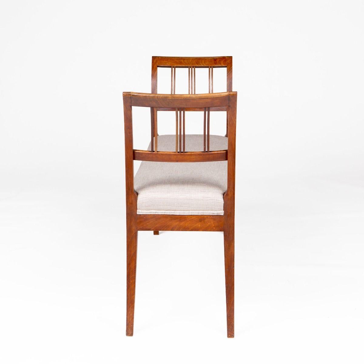 Elégante banquette Empire en acajou de Cuba. Extrémités gracieusement incurvées avec des éclisses finement profilées.
Nouvellement revêtu d'un tissu exclusif de Colefax & Fowler.
Récemment restaurée et finie avec une belle cire polie.

Danemark