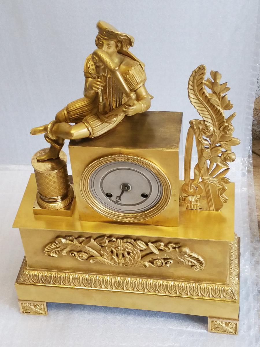 Empire Restoration style table clock in gilt bronze
Pendulum in gilt bronze gold mercury, allegory to music, silk thread movement, no key or pendulum silvered bronze dial with numbers that are deleted: missing the minute hand. The mechanism works