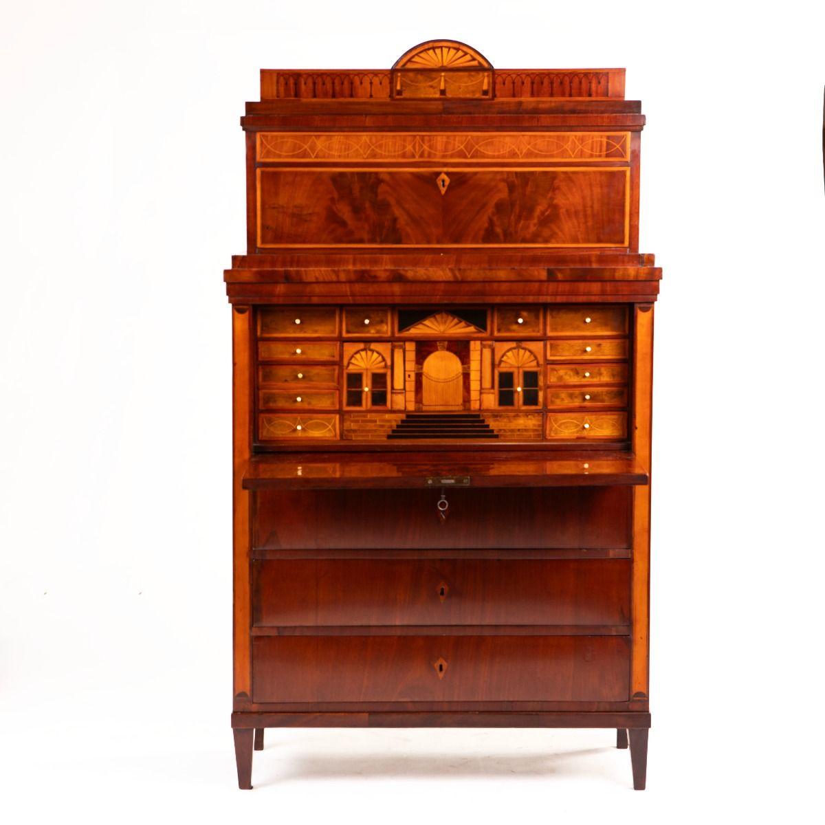 Architektonischer und eleganter Empire-Sekretär, hochwertig verarbeitet mit vielen raffinierten Intarsien-Details.
Von einem Kopenhagener Tischlermeister, Mitglied der Guild of Carpenters, ca. 1810.

Der Sekretär besteht aus zwei Teilen.
In der