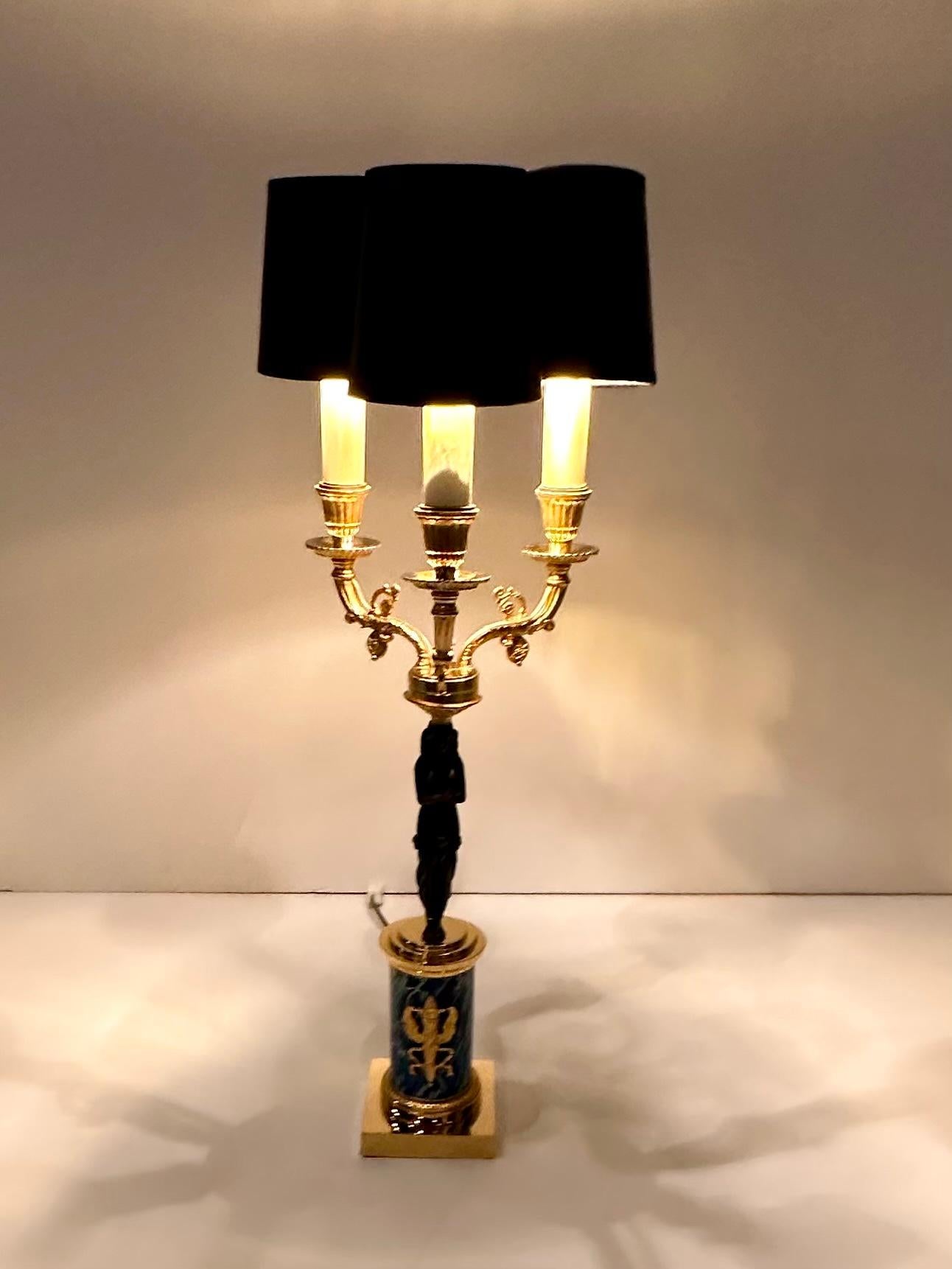 Elegante figurale Tischlampe im Empire-Stil aus vergoldeter und patinierter Bronze im Angebot 6