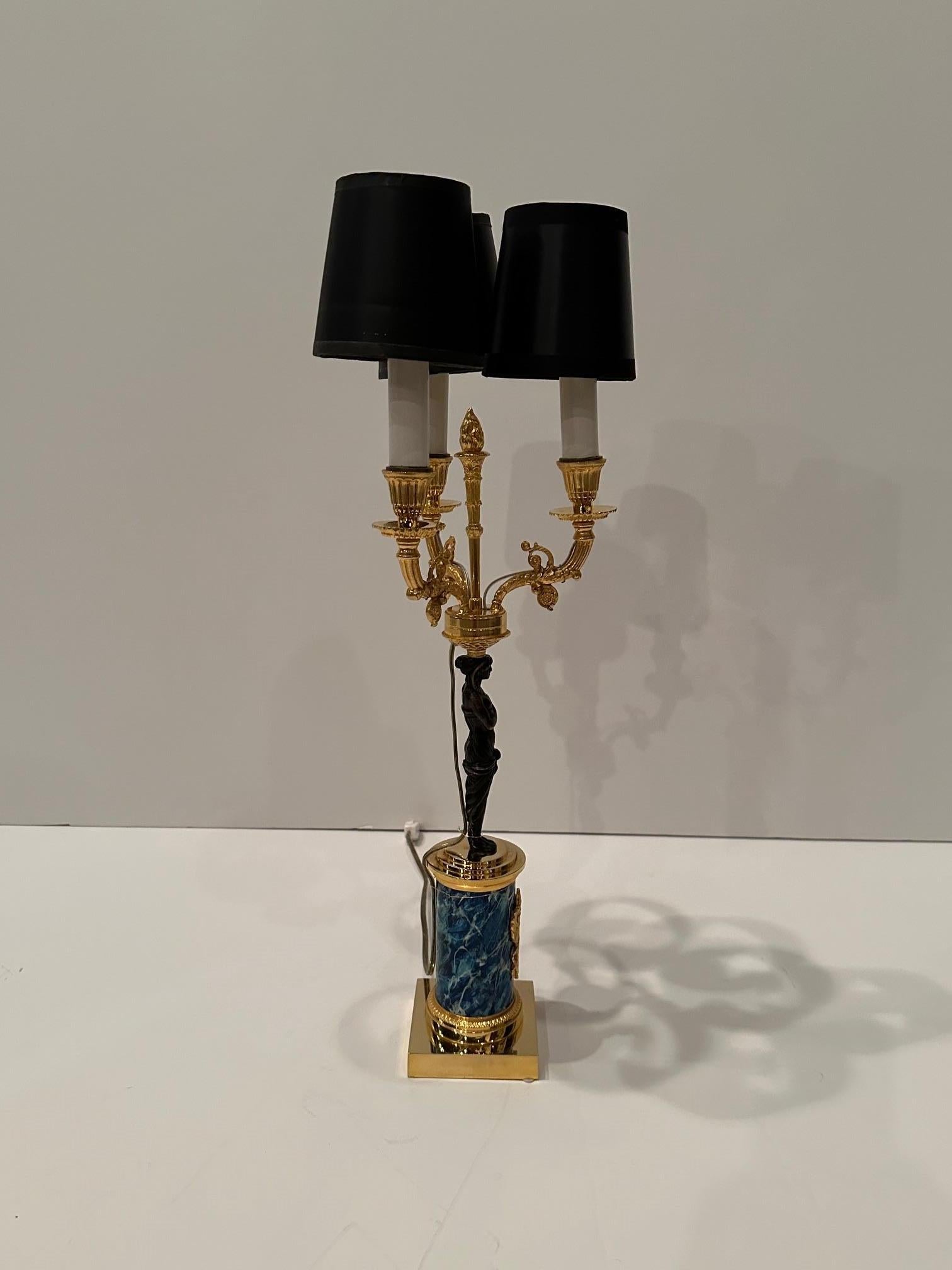 Elegante figurale Tischlampe im Empire-Stil aus vergoldeter und patinierter Bronze im Angebot 7