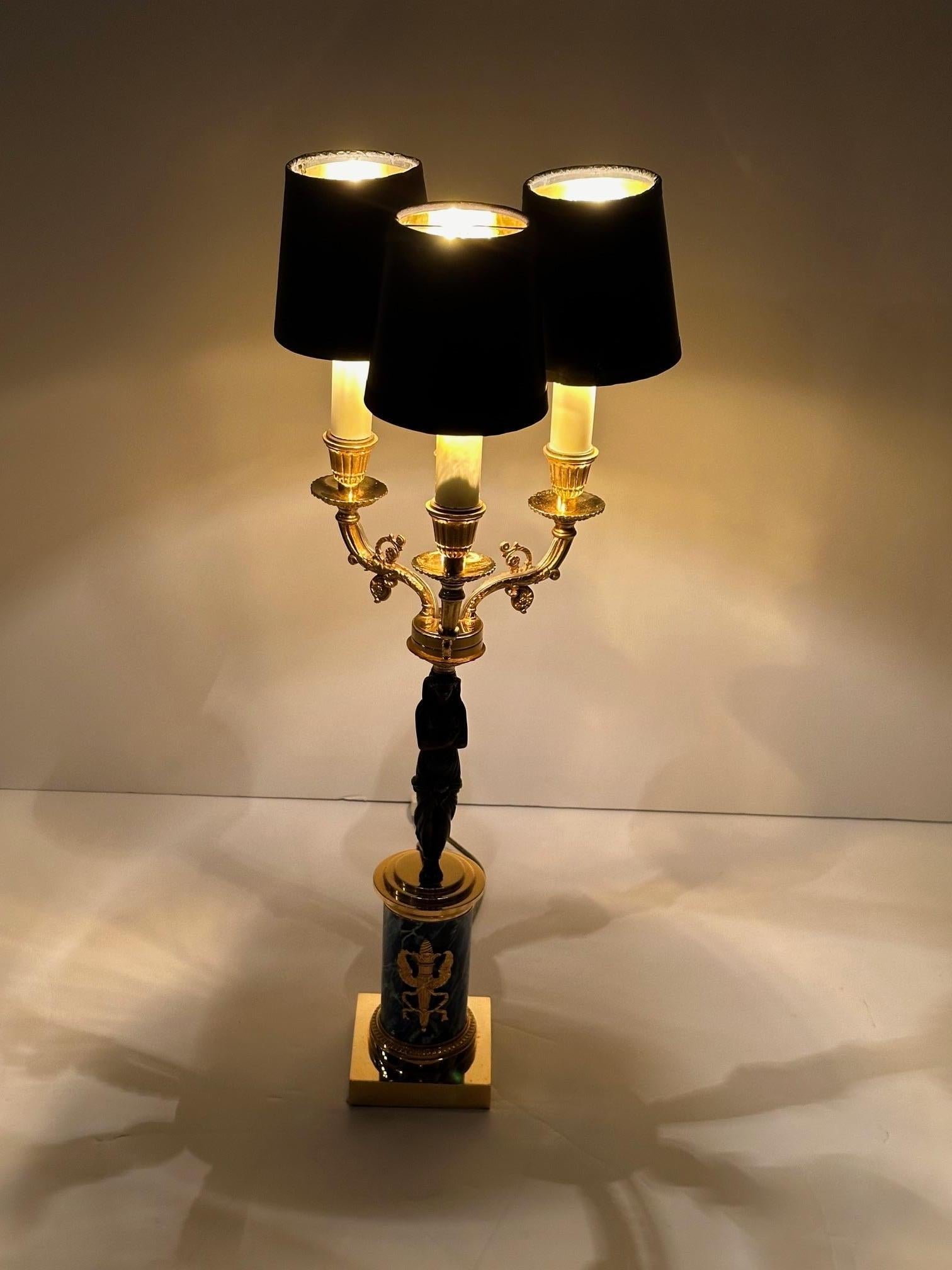 Elegante figurale Tischlampe im Empire-Stil aus vergoldeter und patinierter Bronze im Angebot 8