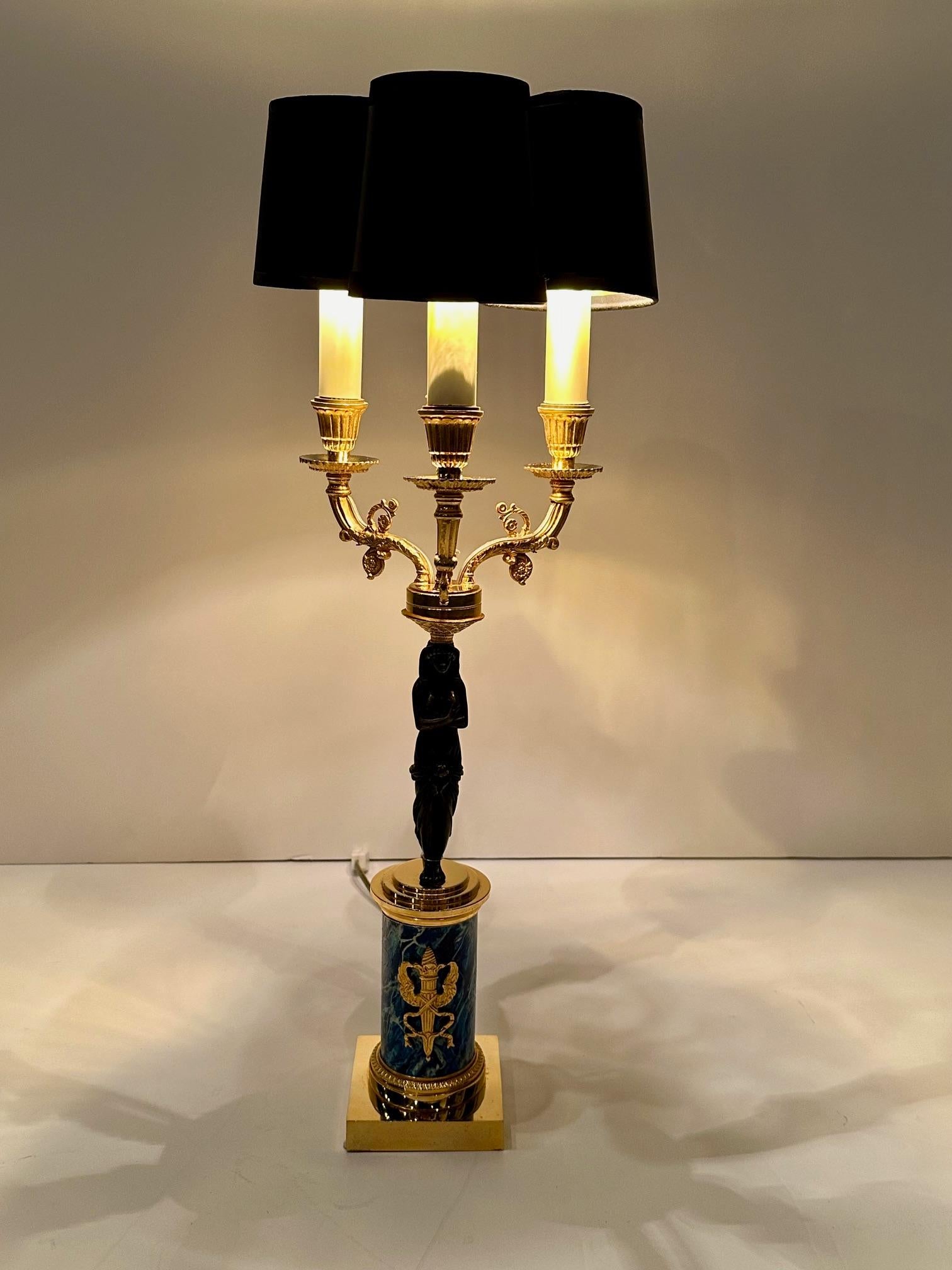 Elegante figurale Tischlampe im Empire-Stil aus vergoldeter und patinierter Bronze im Angebot 9