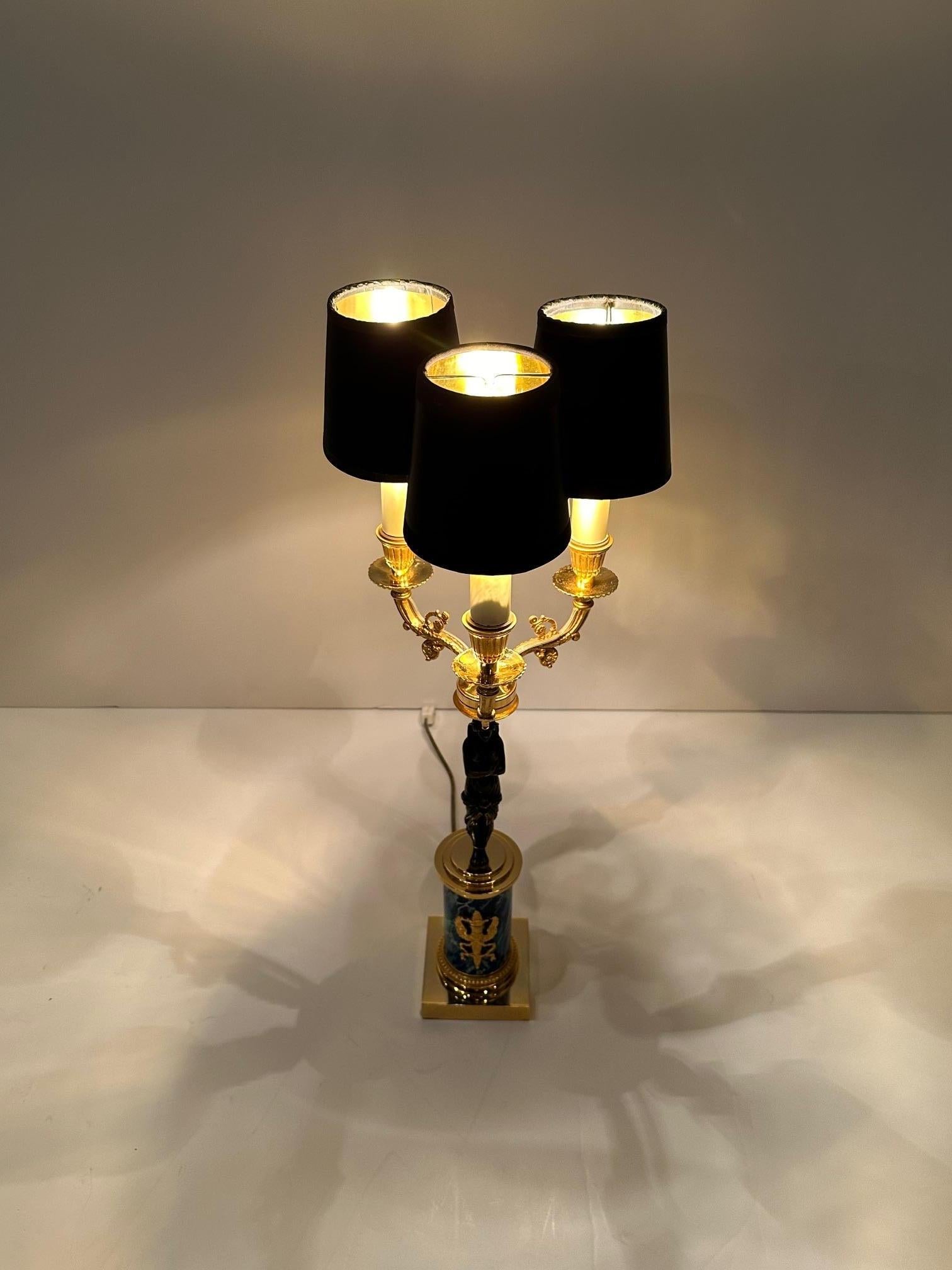 Elegante figurale Tischlampe im Empire-Stil aus vergoldeter und patinierter Bronze im Angebot 10