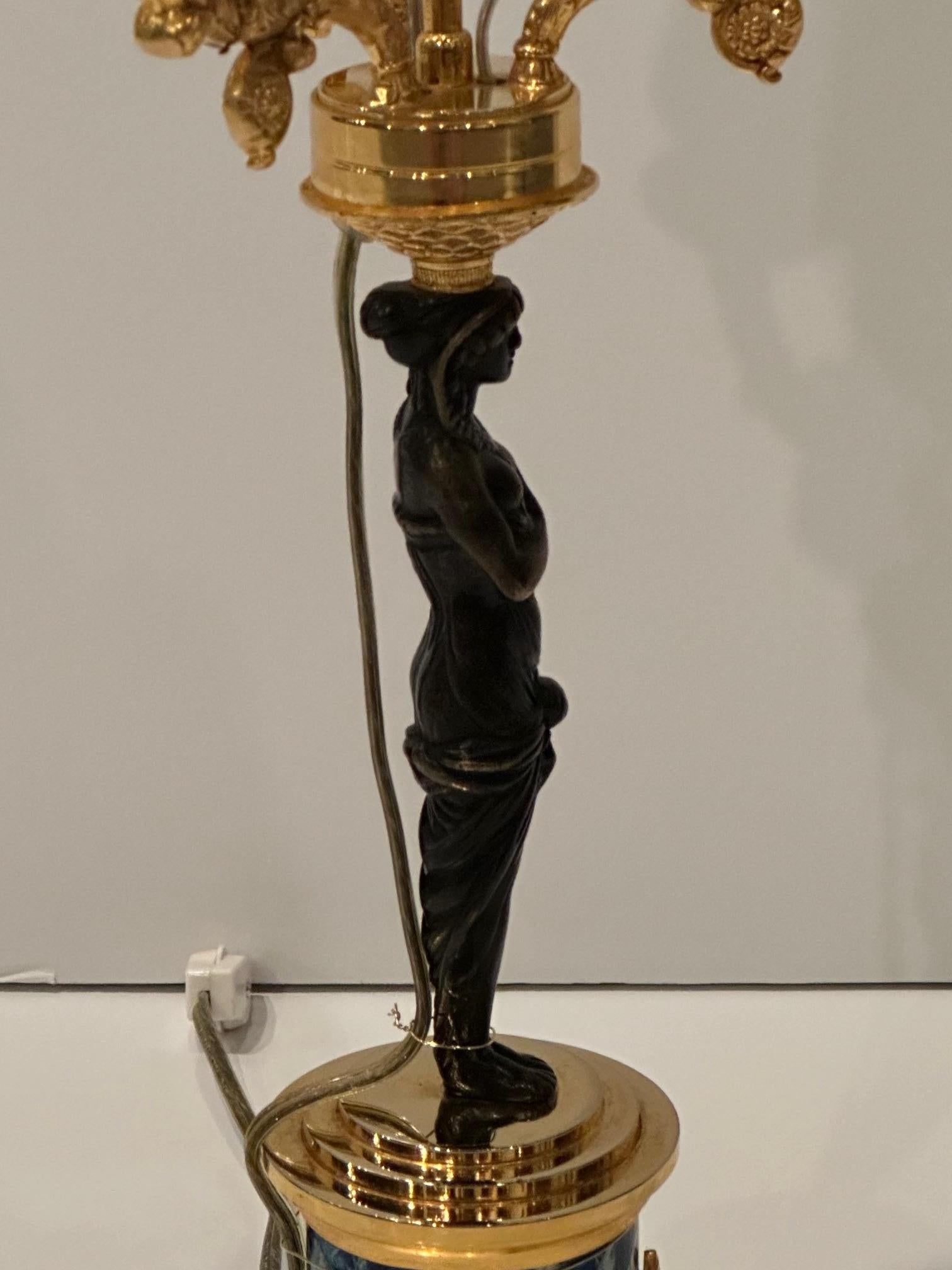 Elegante figurale Tischlampe im Empire-Stil aus vergoldeter und patinierter Bronze im Zustand „Gut“ im Angebot in Hopewell, NJ