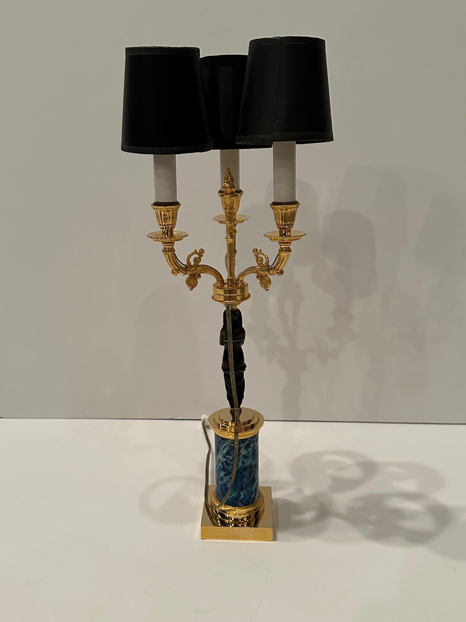 Verschnörkelte und elegante Tischlampe im Empire-Stil mit einer figuralen Göttin aus patinierter Bronze und marmoriertem Sockel.