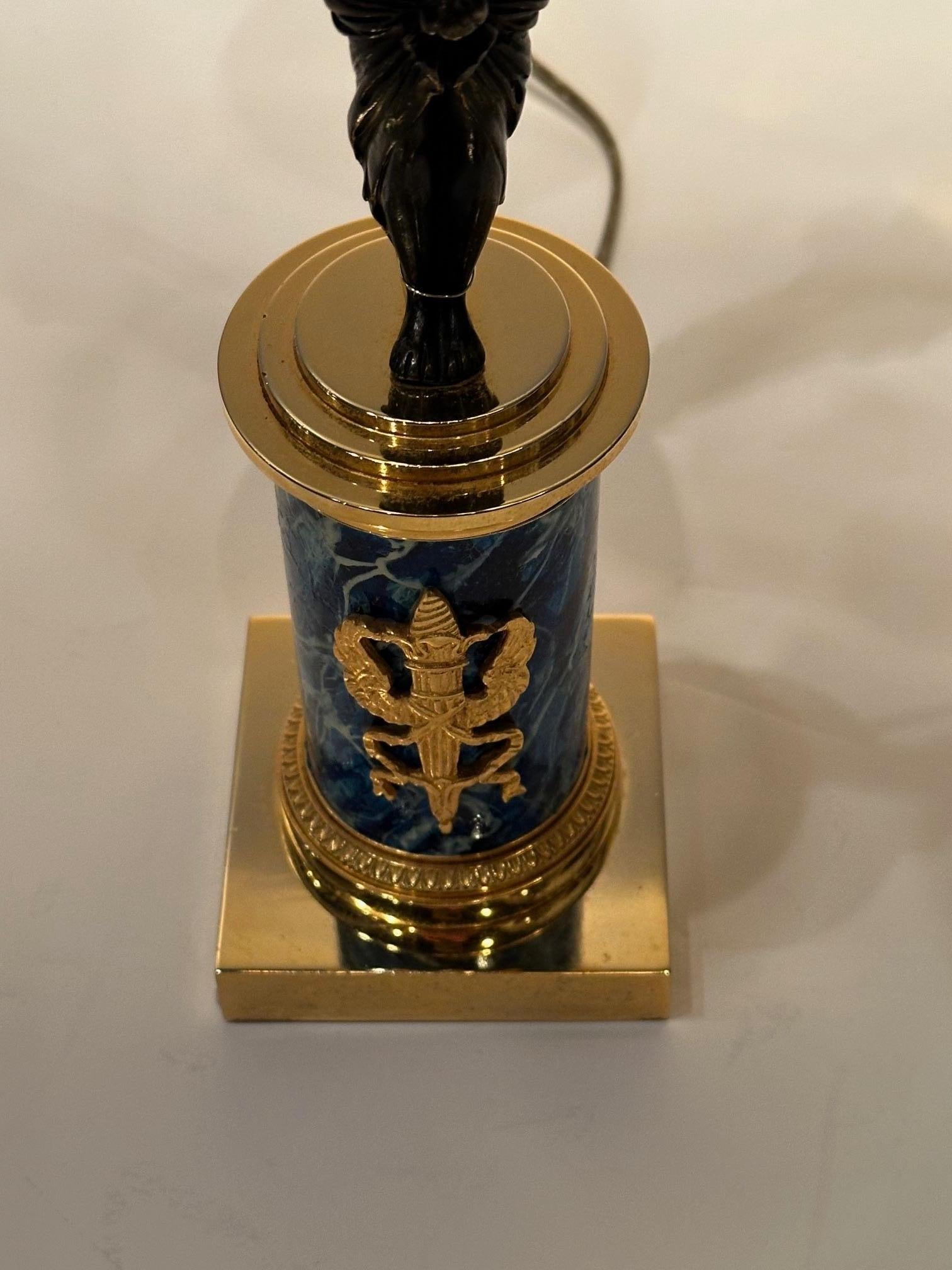 Elegante figurale Tischlampe im Empire-Stil aus vergoldeter und patinierter Bronze im Angebot 1