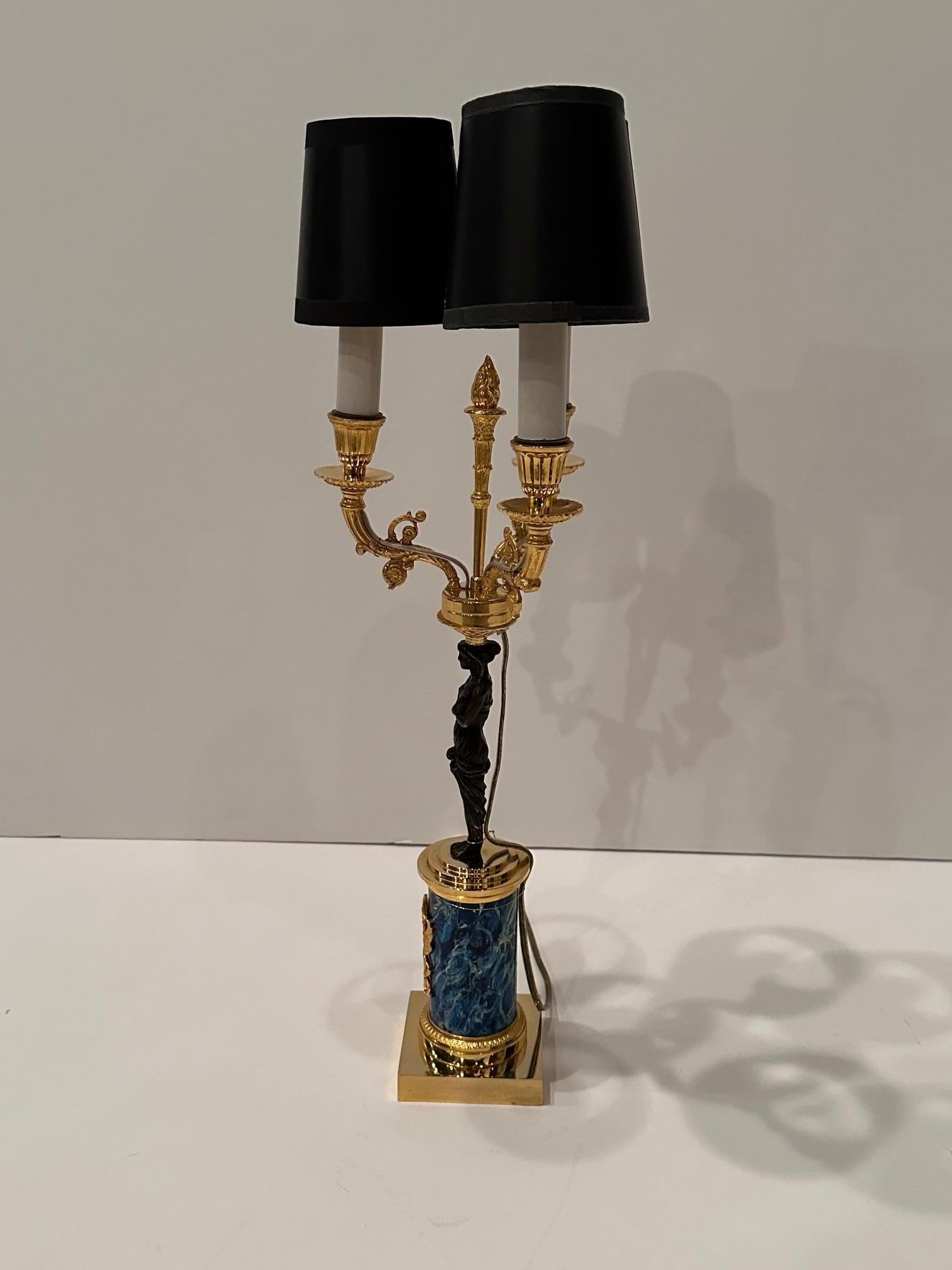 Elegante figurale Tischlampe im Empire-Stil aus vergoldeter und patinierter Bronze im Angebot 2