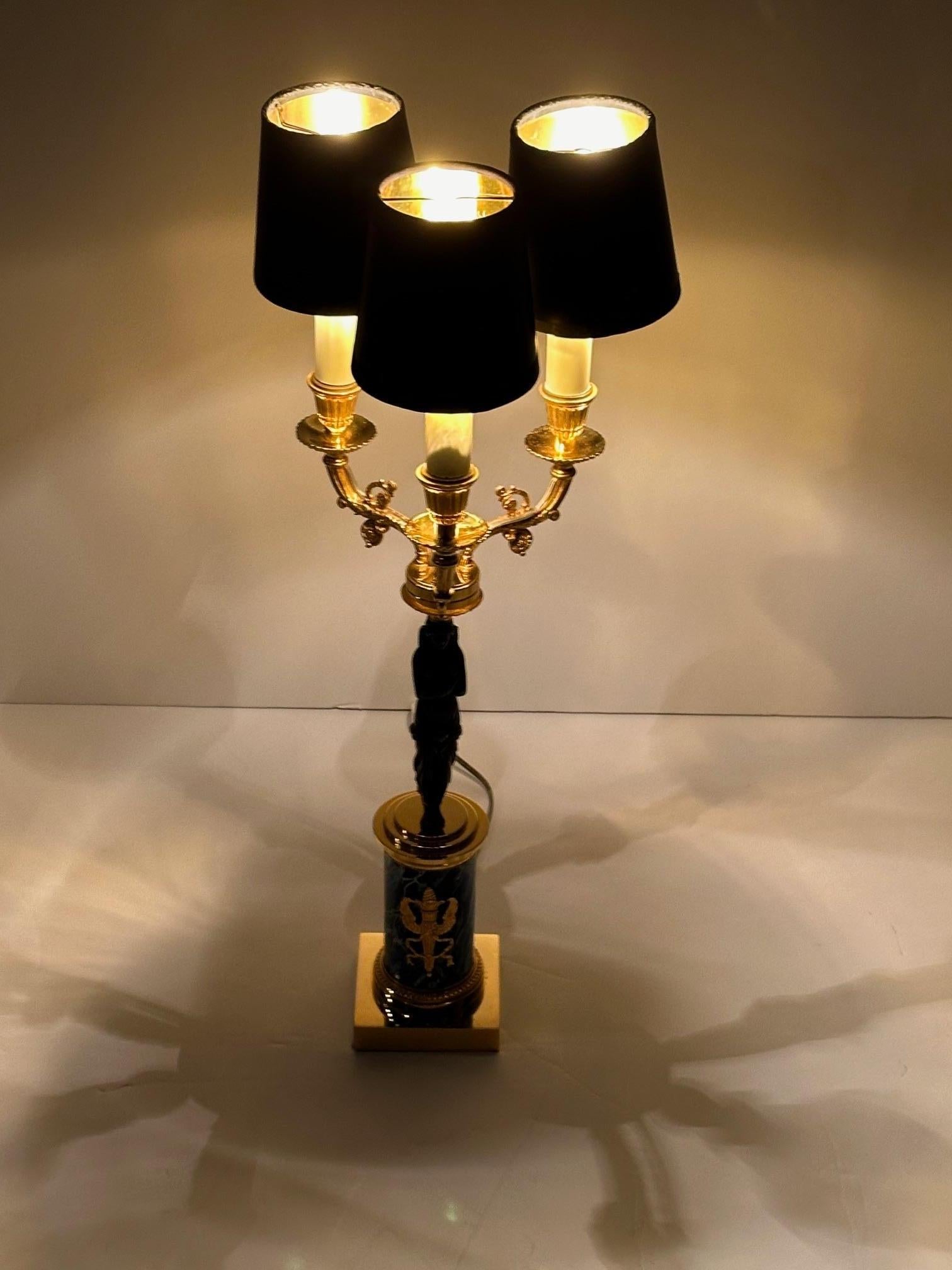 Elegante figurale Tischlampe im Empire-Stil aus vergoldeter und patinierter Bronze im Angebot 3