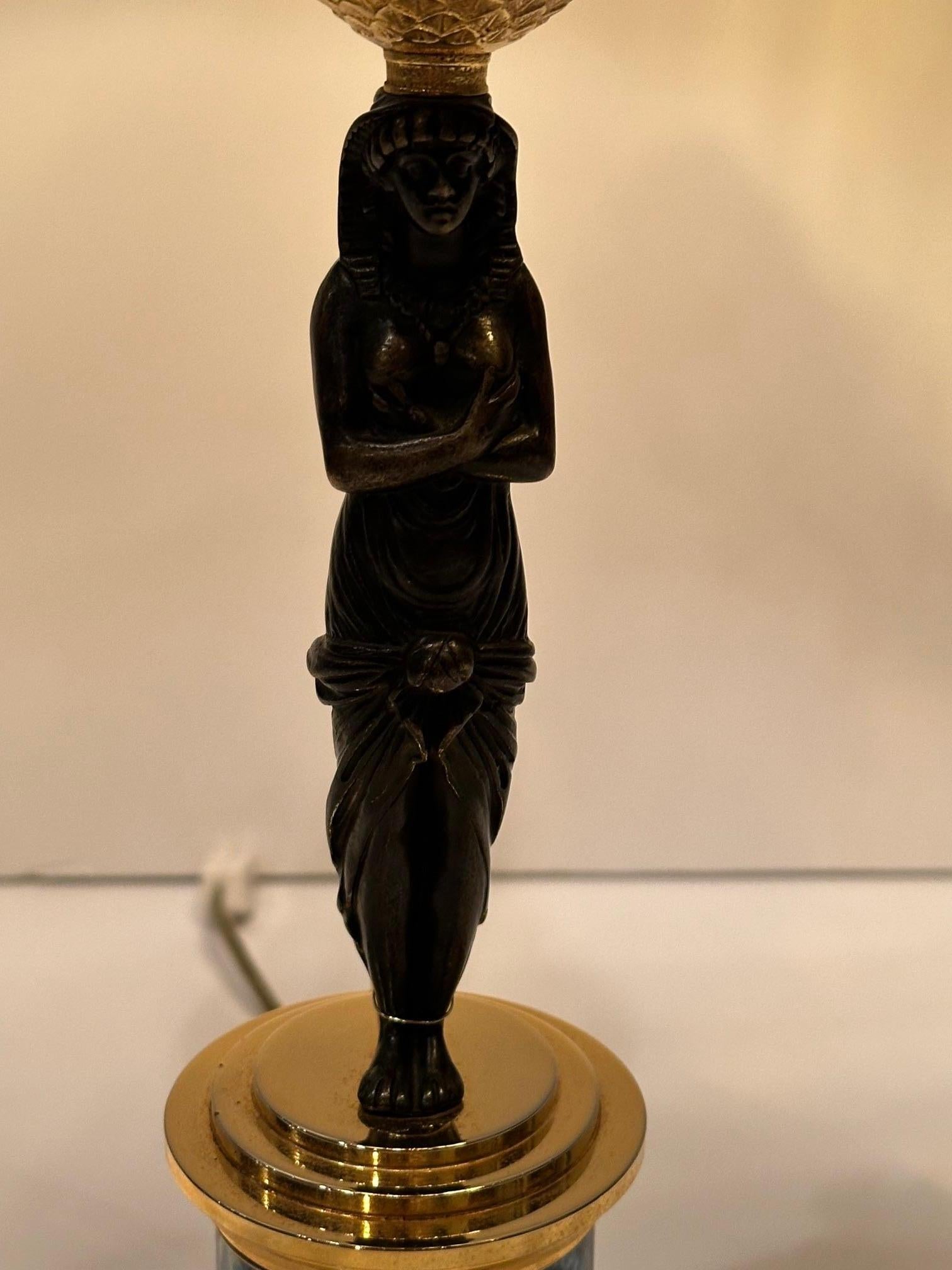 Elegante figurale Tischlampe im Empire-Stil aus vergoldeter und patinierter Bronze im Angebot 4