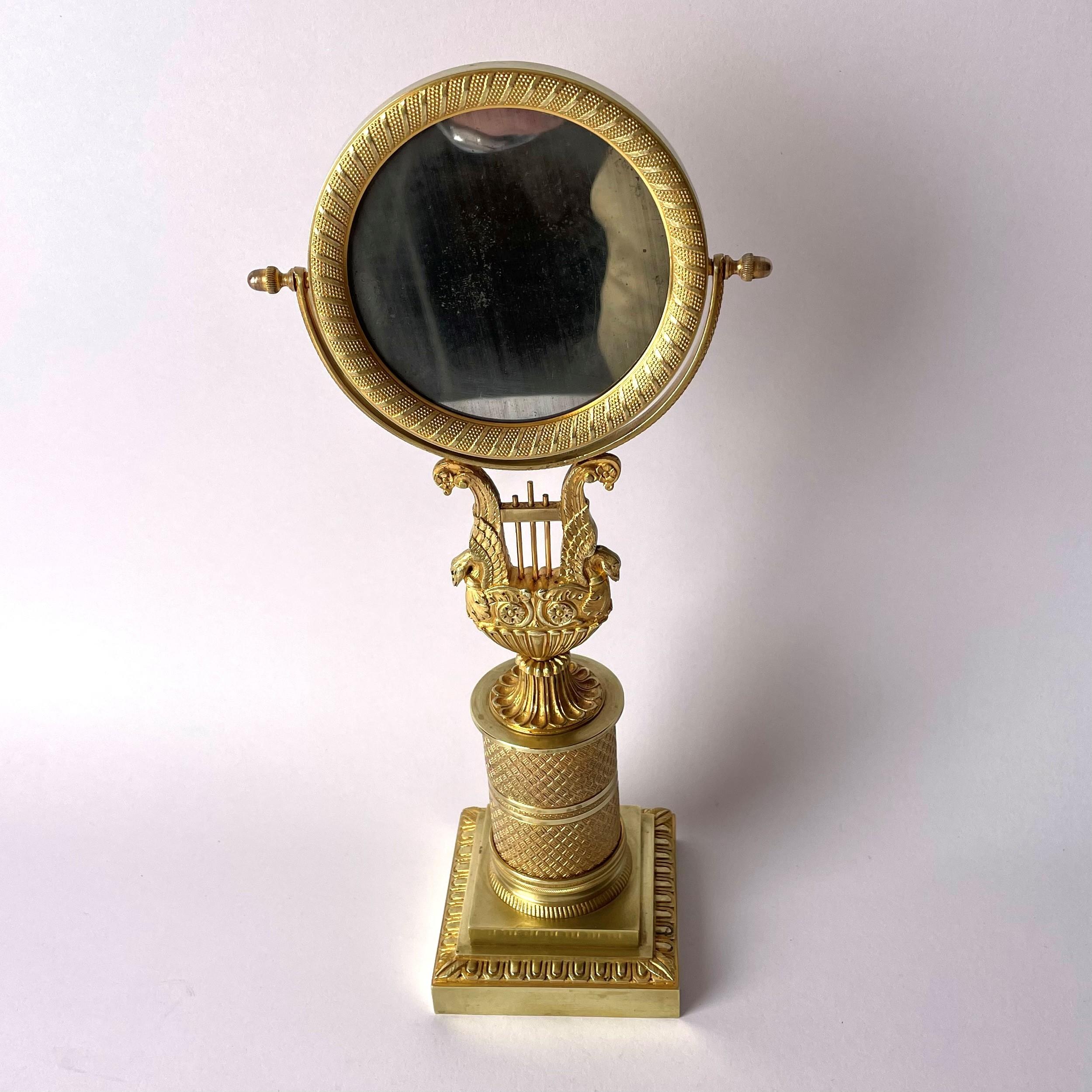Eleganter Empire-Tischspiegel aus vergoldeter Bronze (Französisch) im Angebot