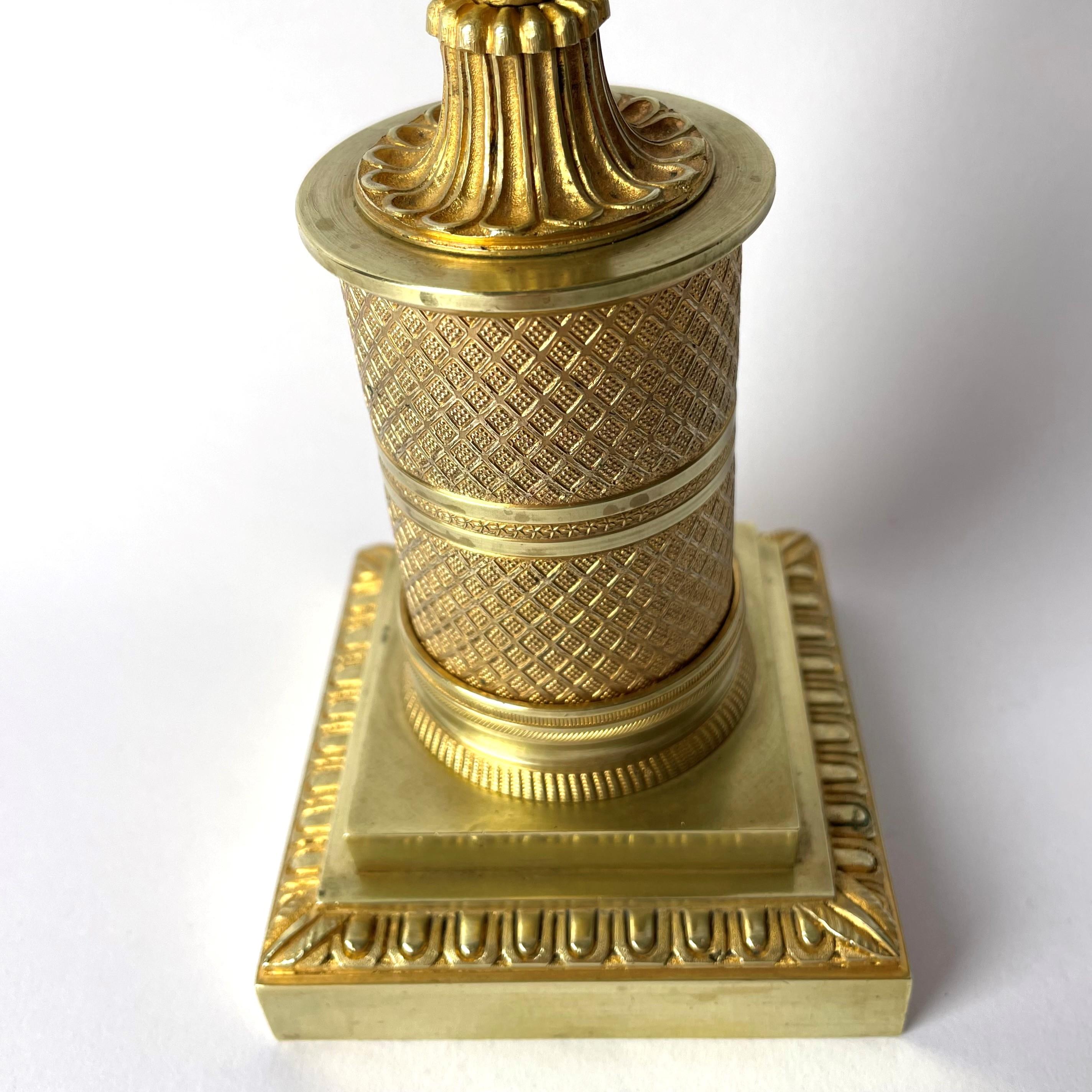 Eleganter Empire-Tischspiegel aus vergoldeter Bronze im Zustand „Gut“ im Angebot in Knivsta, SE