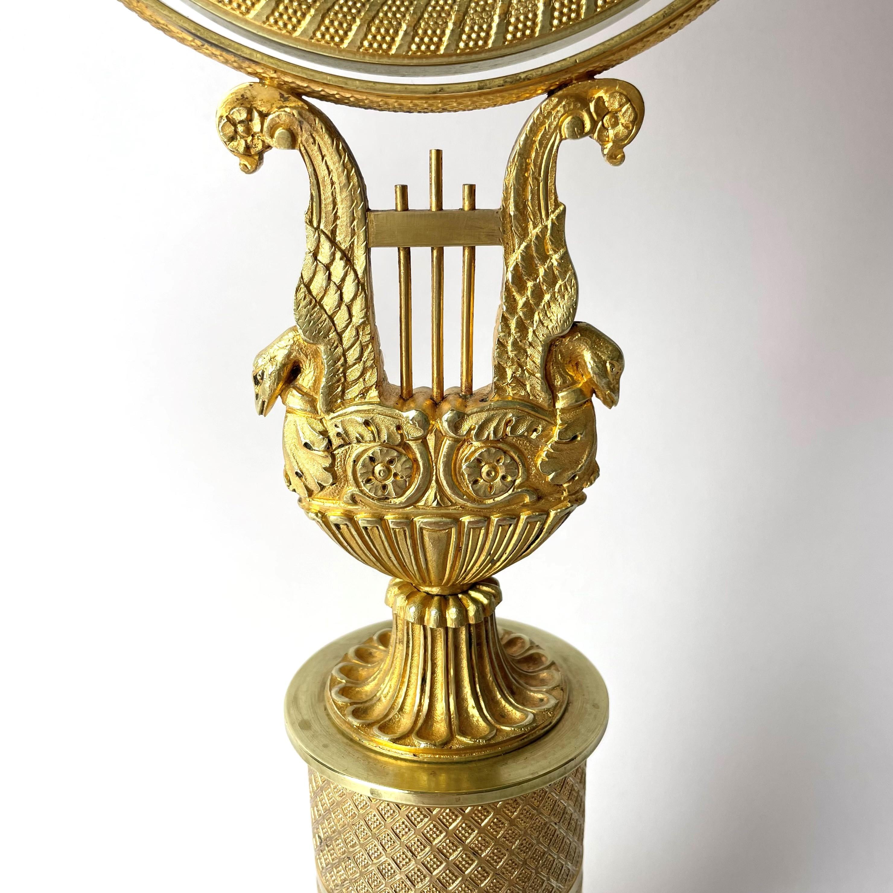 Eleganter Empire-Tischspiegel aus vergoldeter Bronze (Frühes 19. Jahrhundert) im Angebot