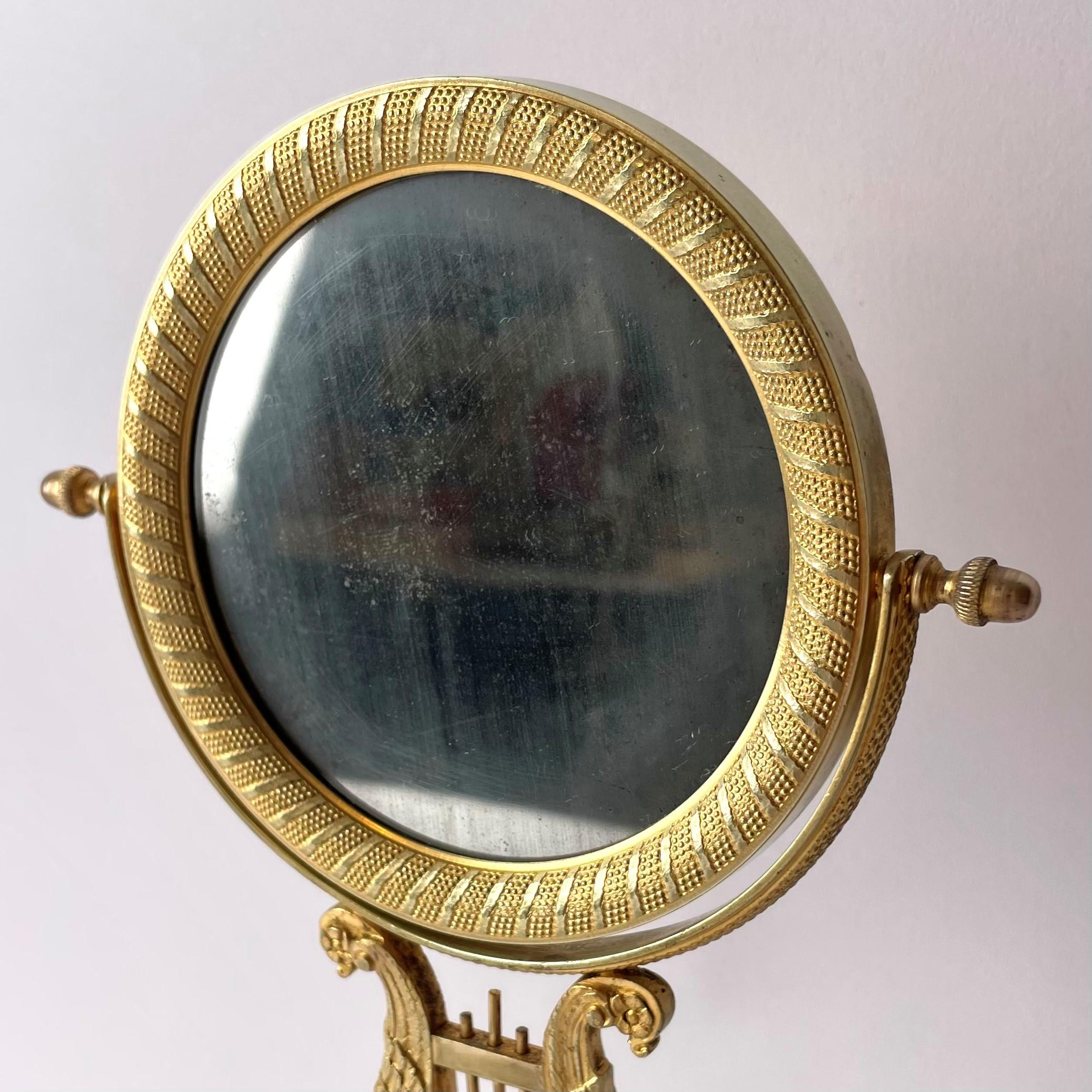 Eleganter Empire-Tischspiegel aus vergoldeter Bronze (Vergoldung) im Angebot