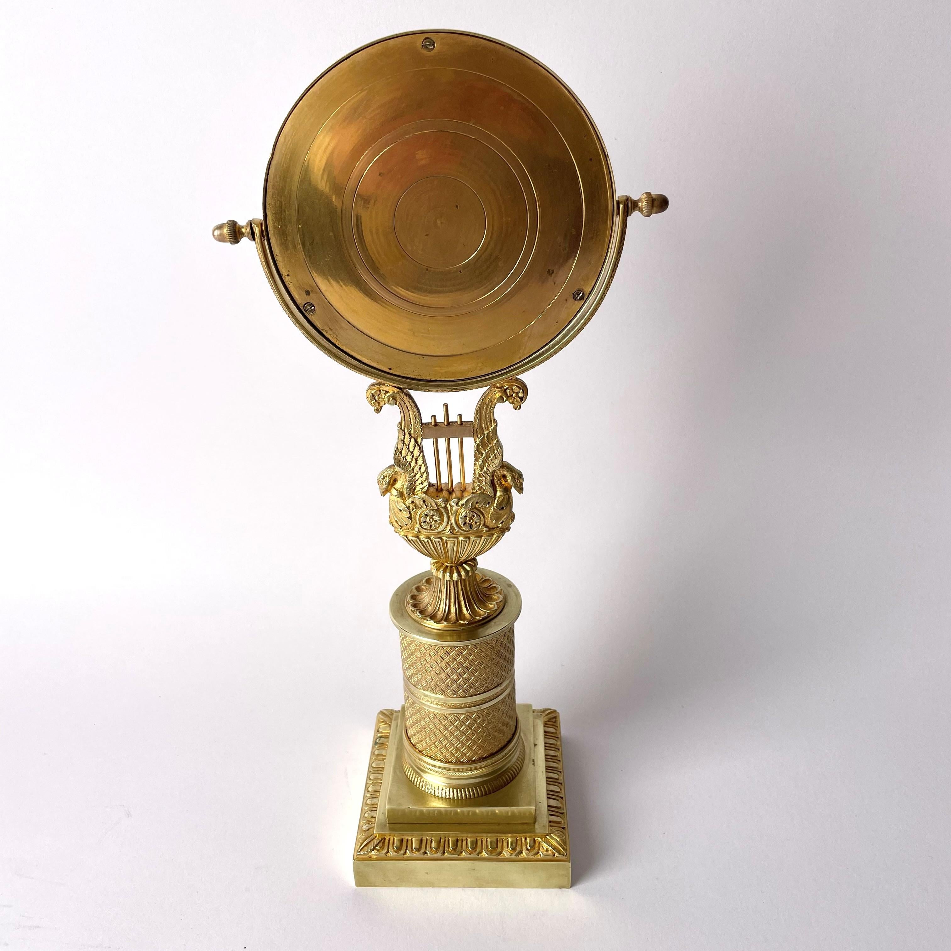 Eleganter Empire-Tischspiegel aus vergoldeter Bronze im Angebot 1