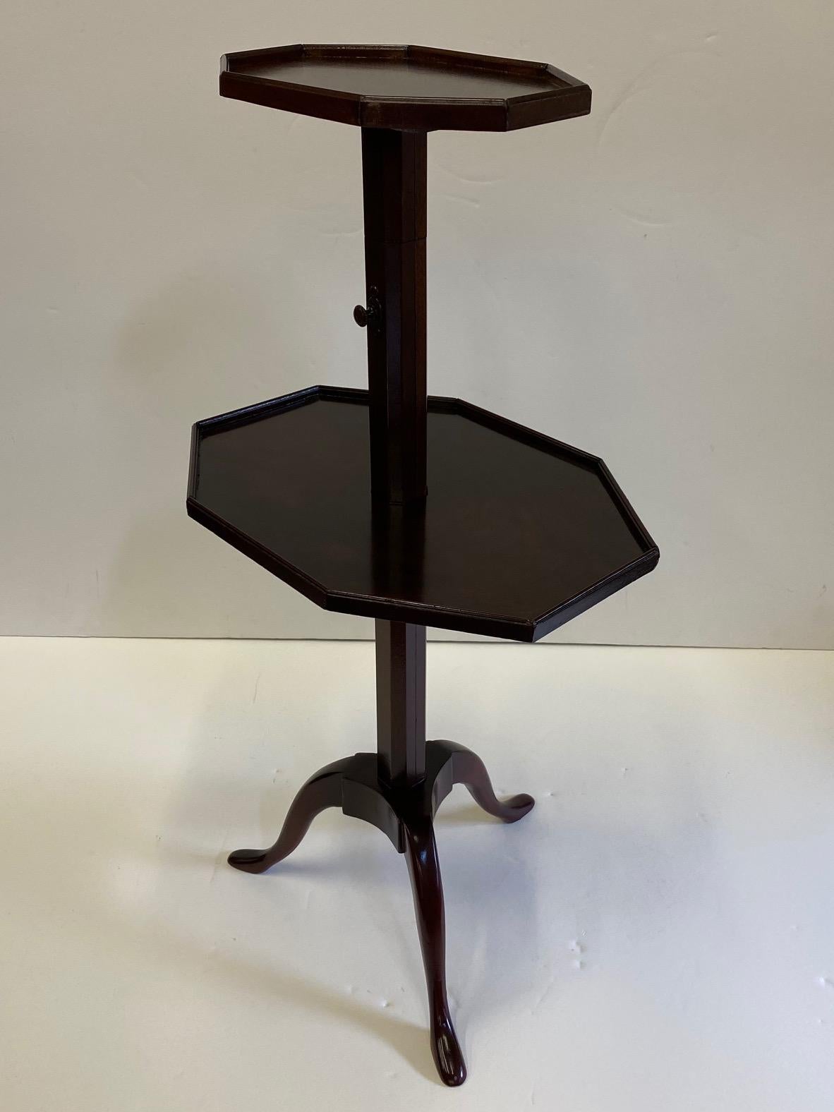Elegant English Adjustable 2-Tier Mahogany Side Table In Good Condition For Sale In Hopewell, NJ