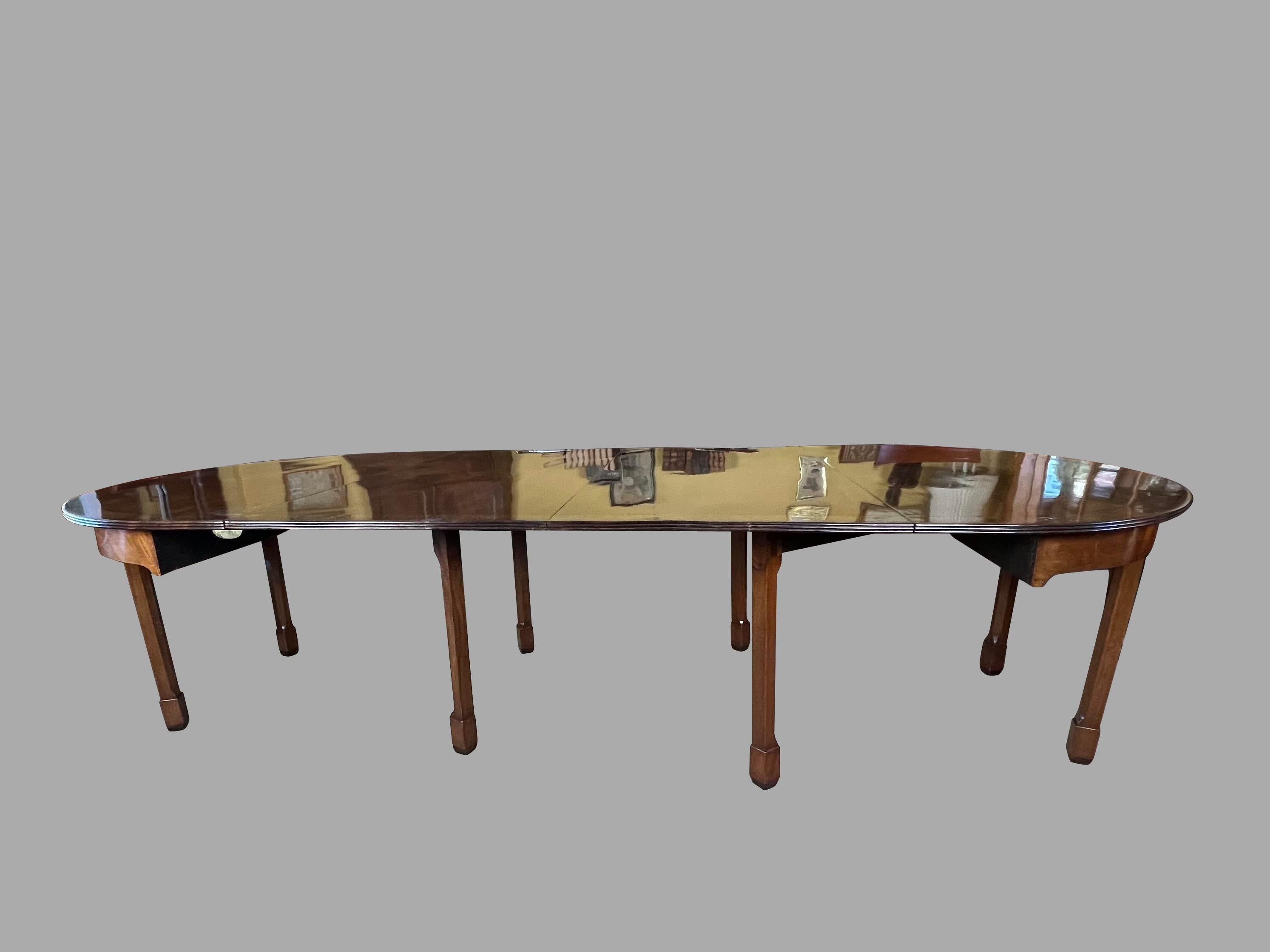 George III Elegant English Cross Banded Inlaid Mahogany Dining Table with Leaves For Sale